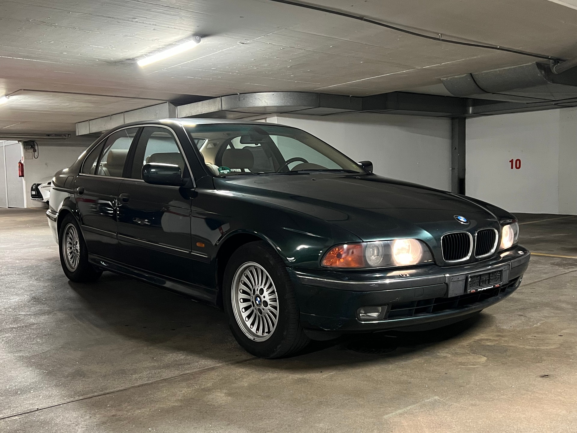 BMW 528i-image-2