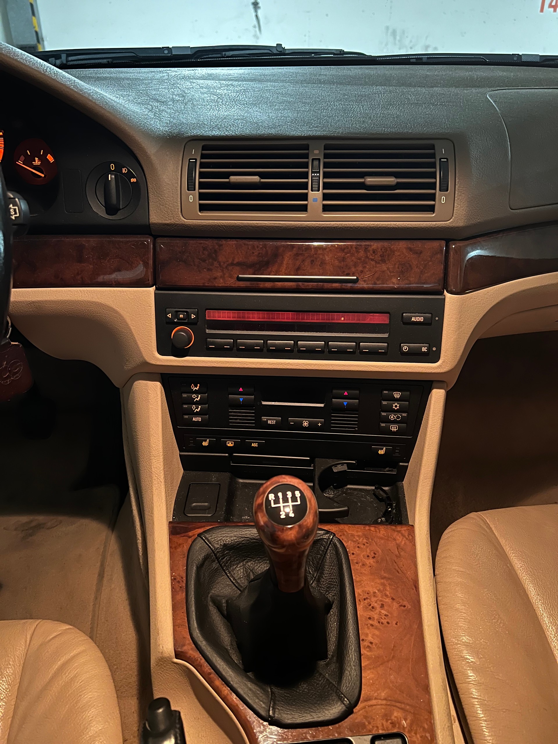 BMW 528i-image-8