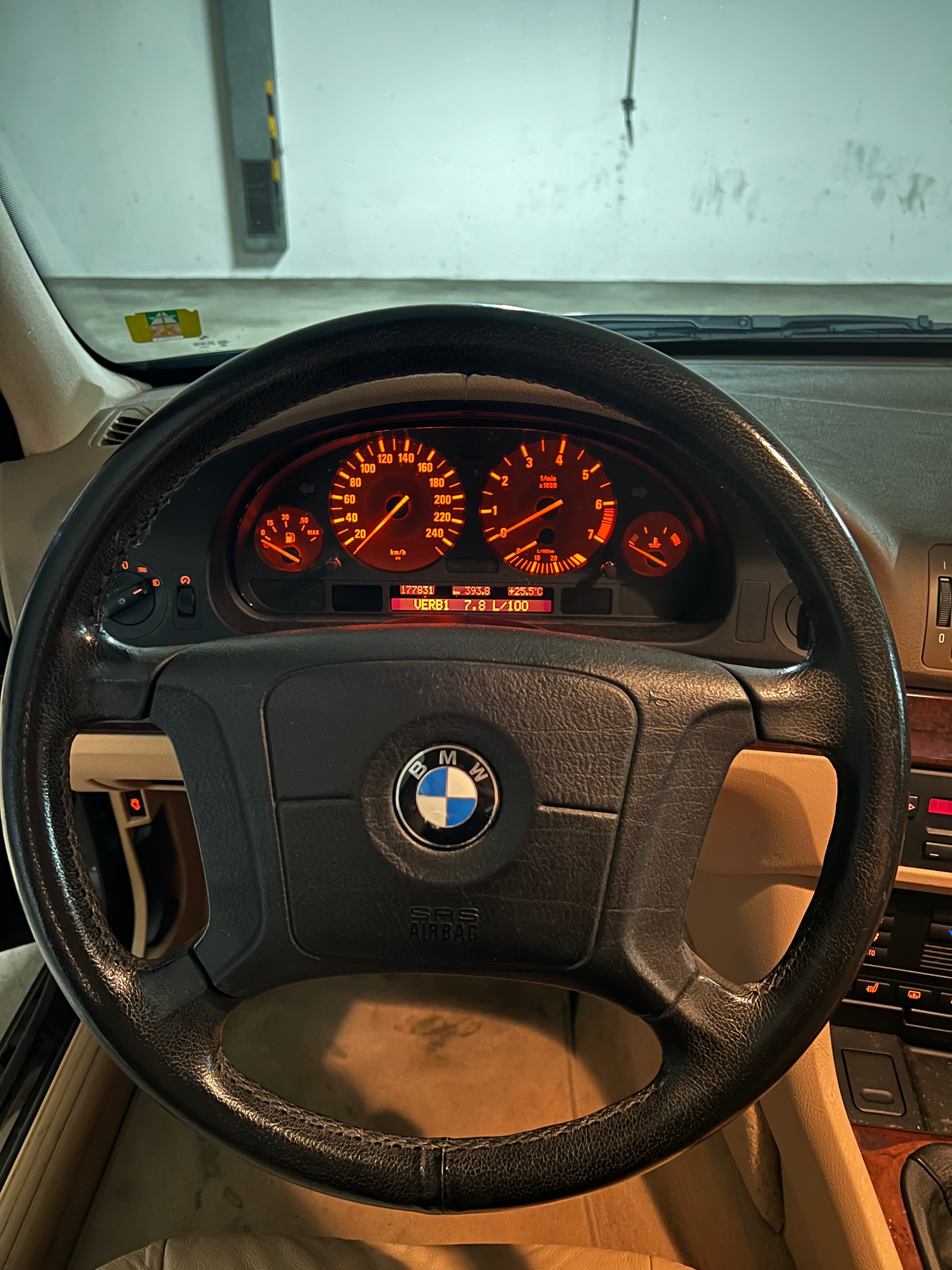 BMW 528i-image-10
