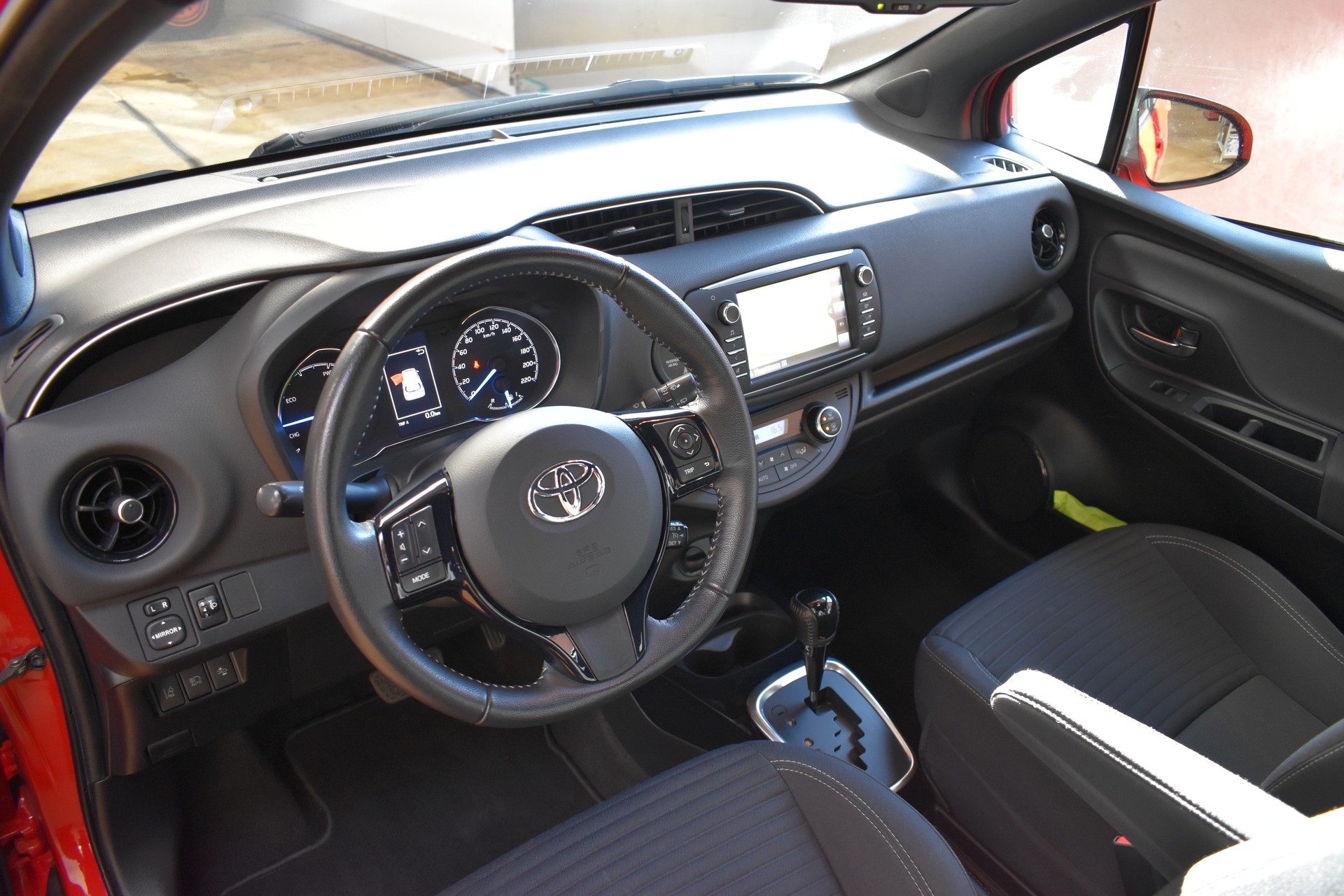 TOYOTA Yaris 1.5 VVT-i Hybrid Comfort e-CVT-image-5