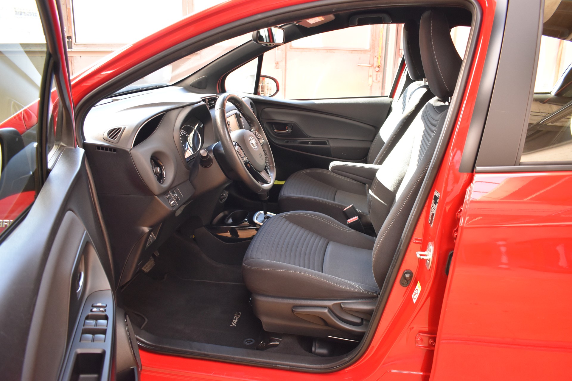 TOYOTA Yaris 1.5 VVT-i Hybrid Comfort e-CVT-image-4