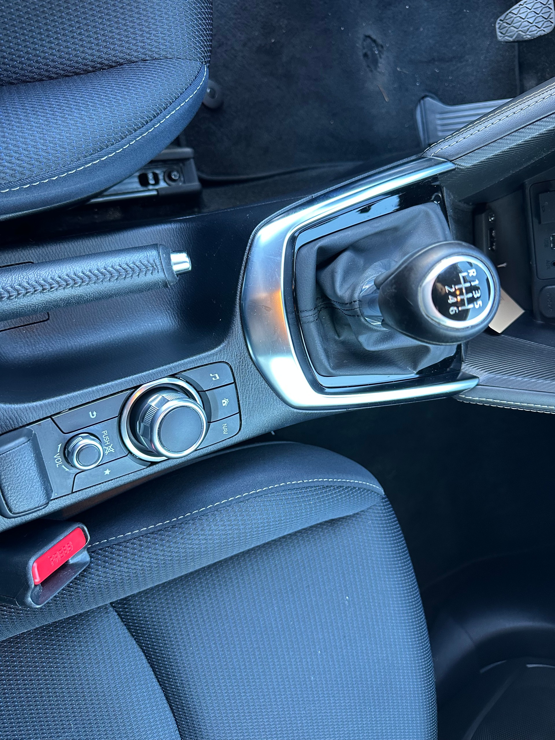 MAZDA 2 SKYACTIV-G 90 Mild Hybrid Revolution-image-14