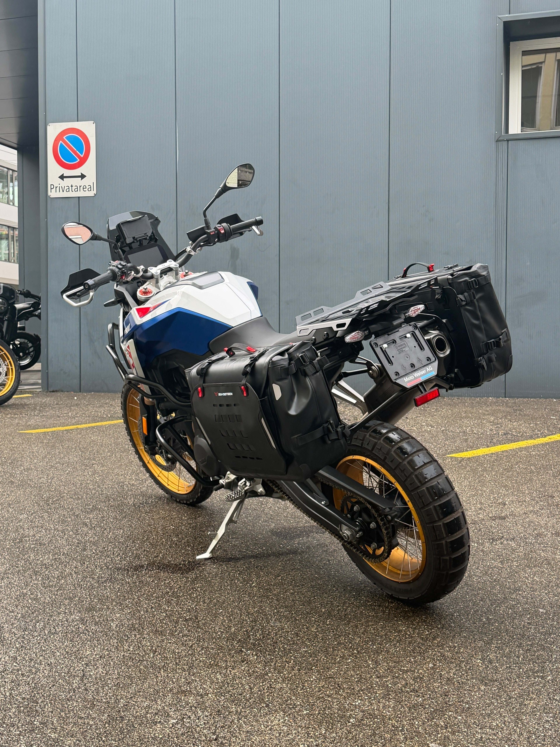 BMW F 900 GS-image-4