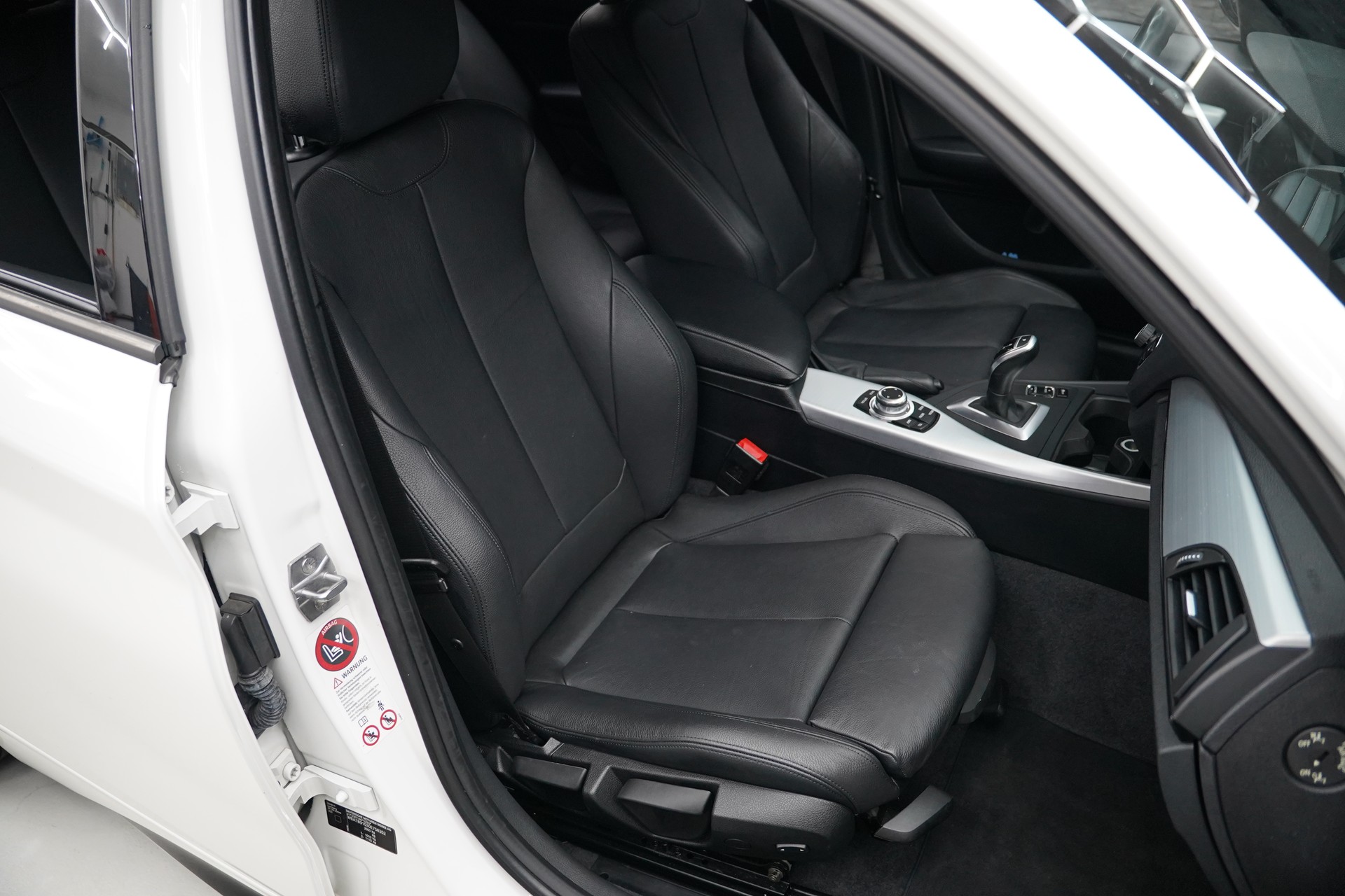 BMW M135i xDrive Steptronic-image-17