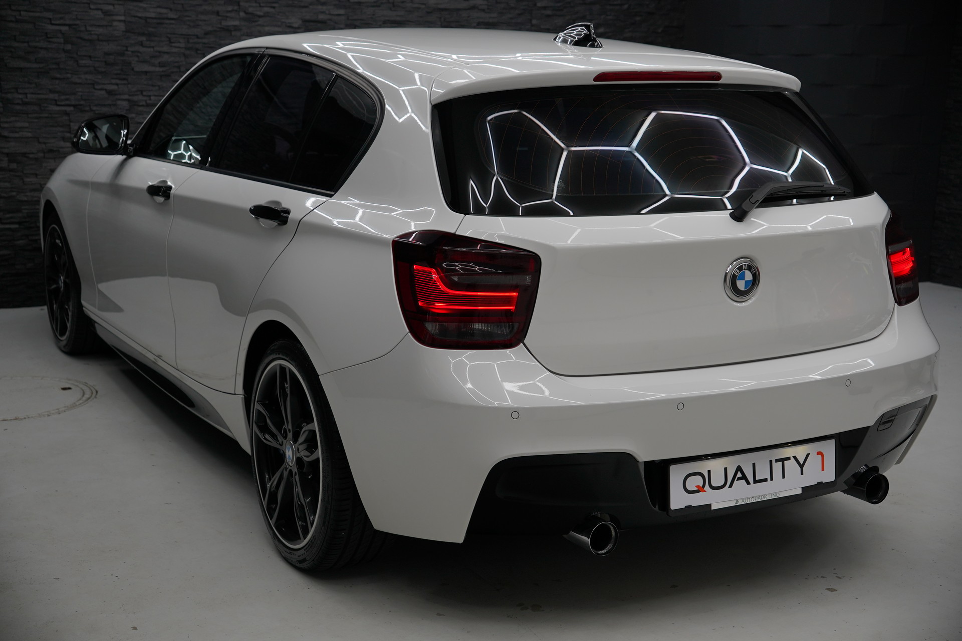 BMW M135i xDrive Steptronic-showroom-element-3