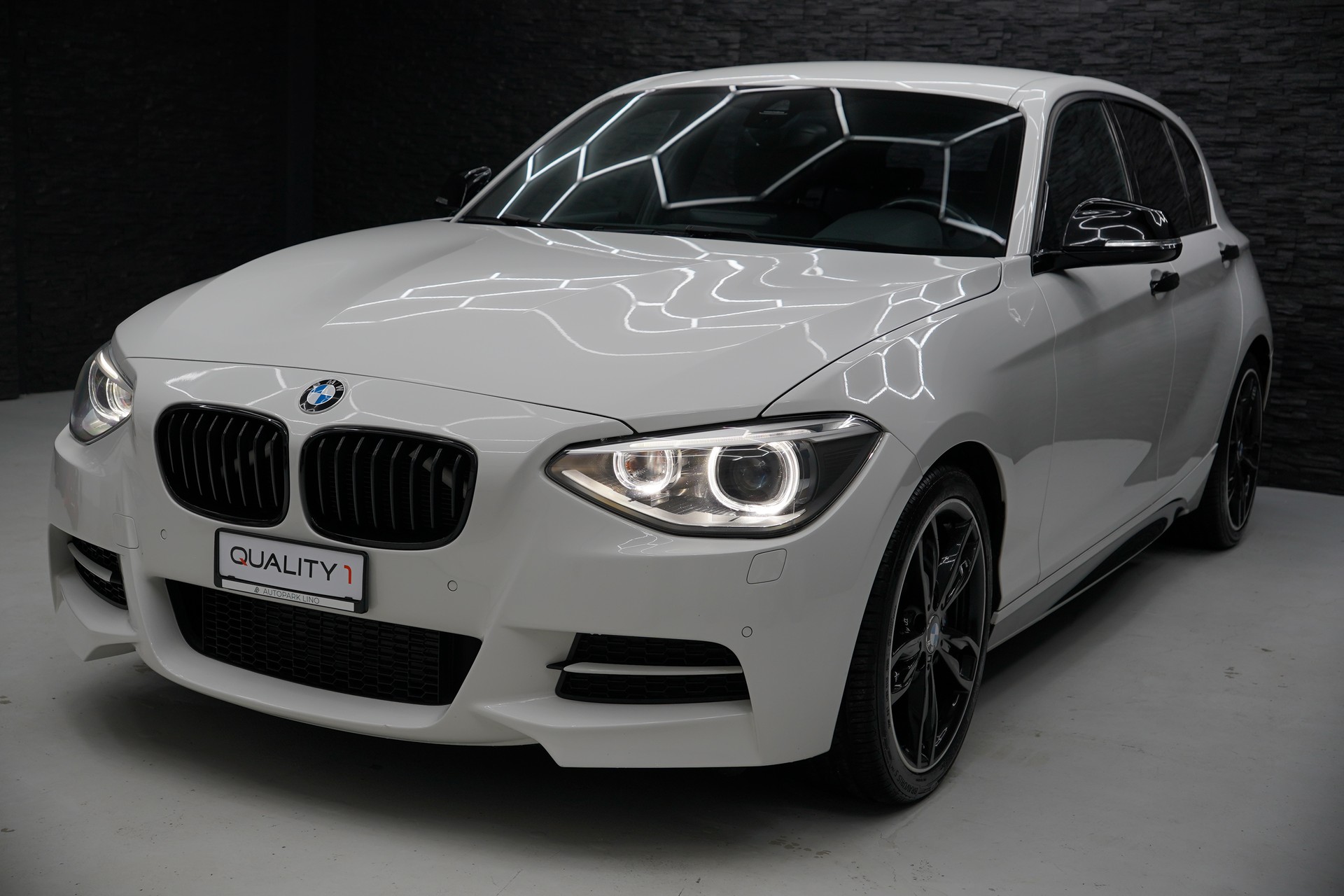 BMW M135i xDrive Steptronic-showroom-element-2