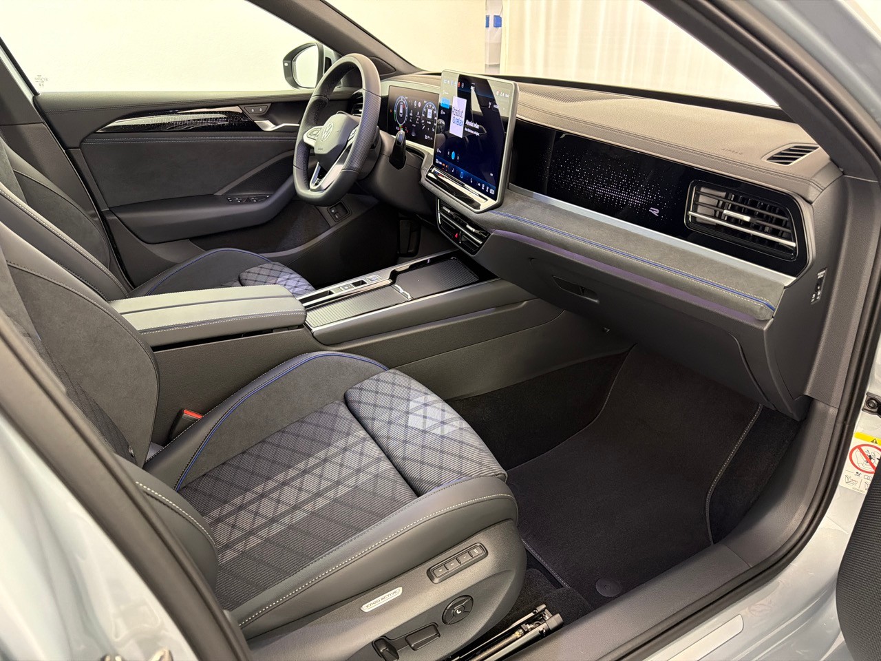 VW Passat 1.5TSI PHEV R-Line-image-11