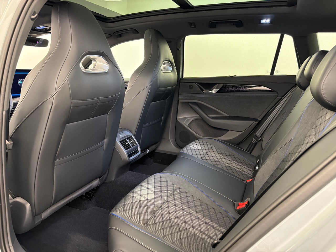 VW Passat 1.5TSI PHEV R-Line-image-6