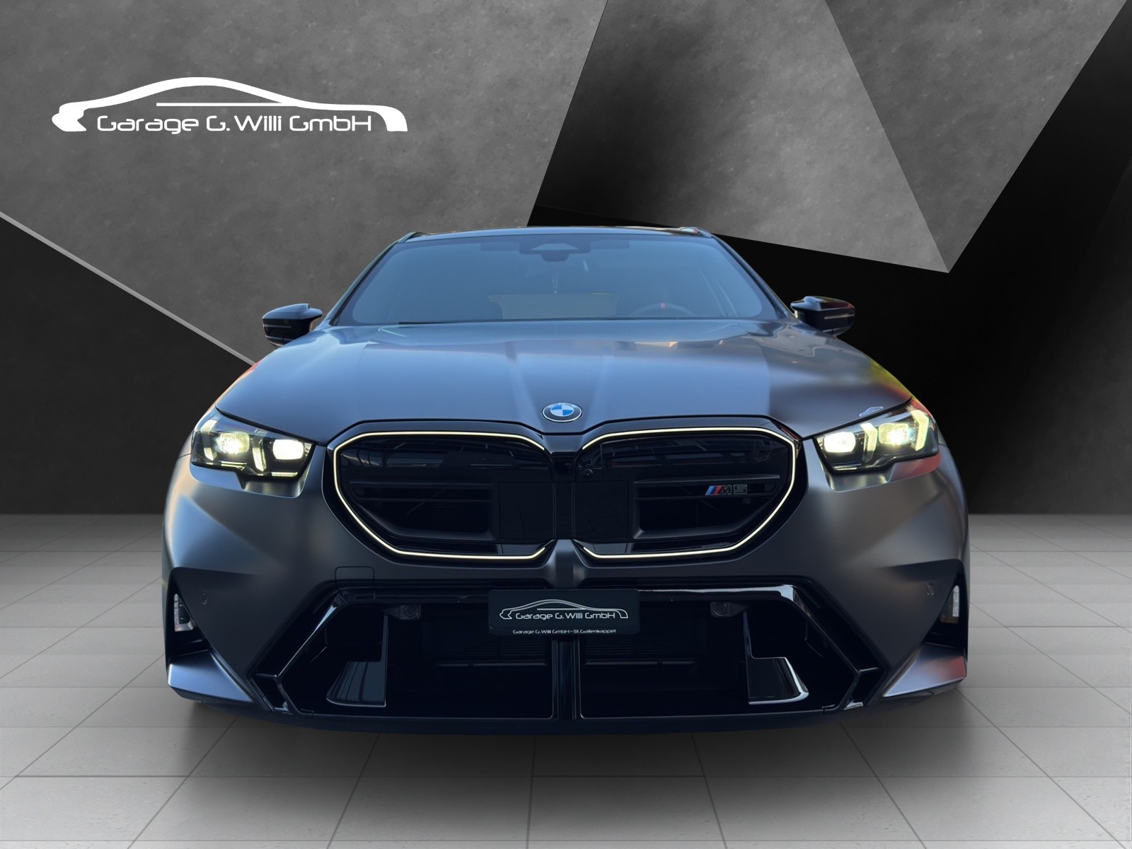 BMW M5 xDrive Touring-showroom-element-1