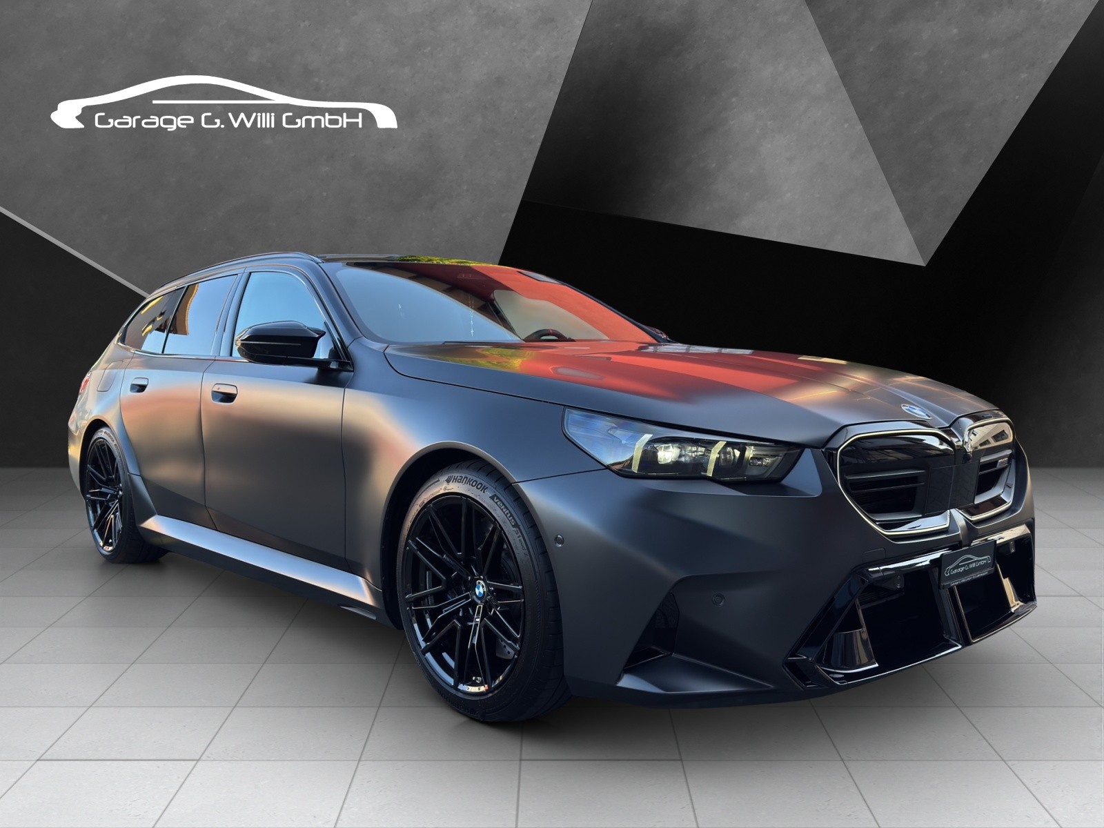 BMW M5 xDrive Touring-showroom-element-2