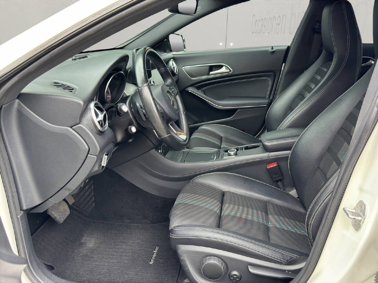 MERCEDES-BENZ CLA 200 Night Star-showroom-element-3
