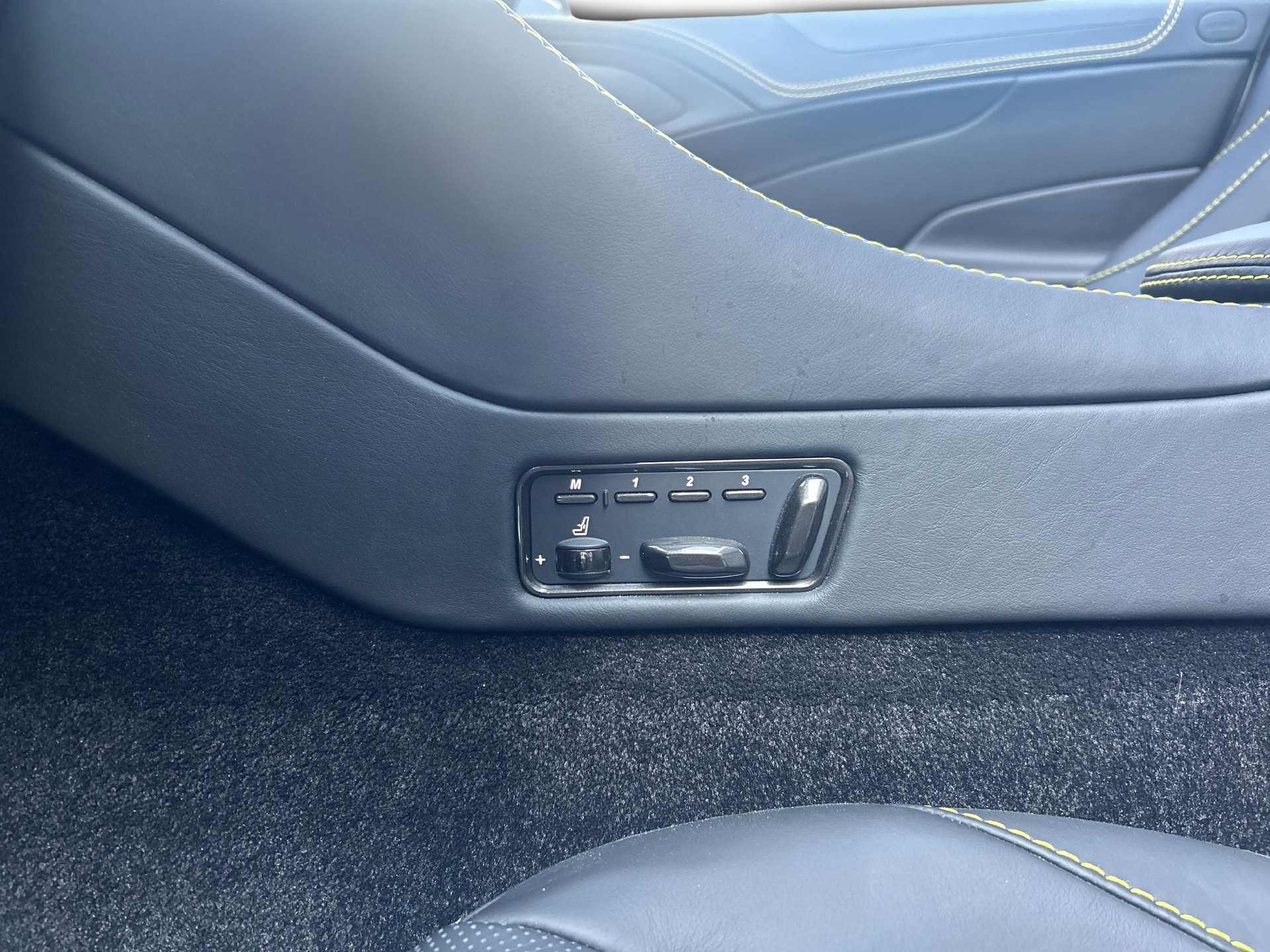 ASTON MARTIN Vanquish S Volante 6.0 V12-image-27