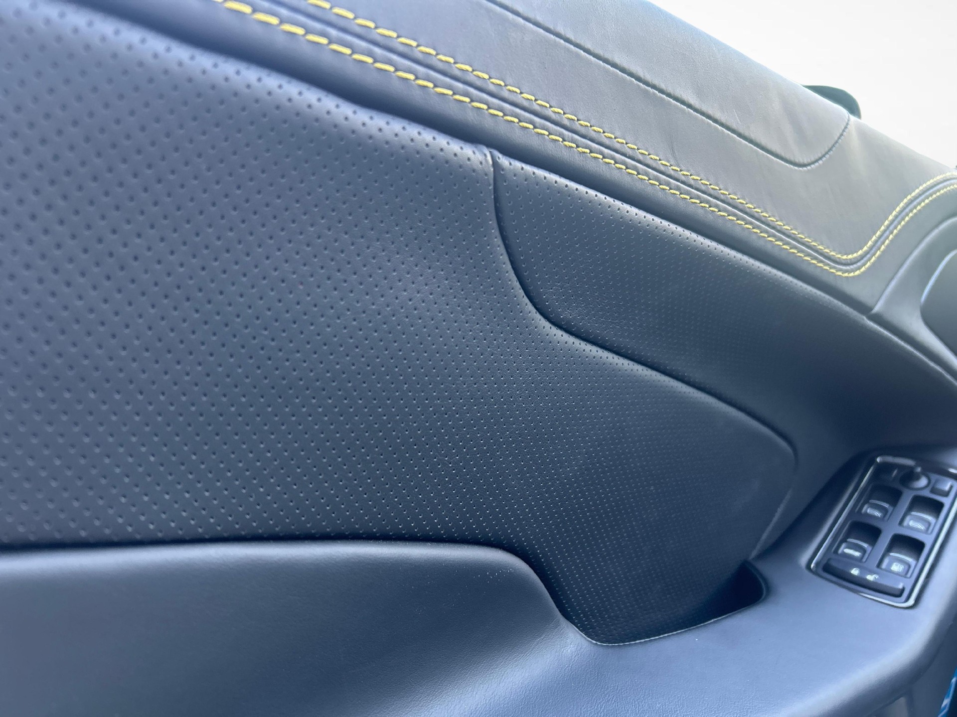 ASTON MARTIN Vanquish S Volante 6.0 V12-image-23