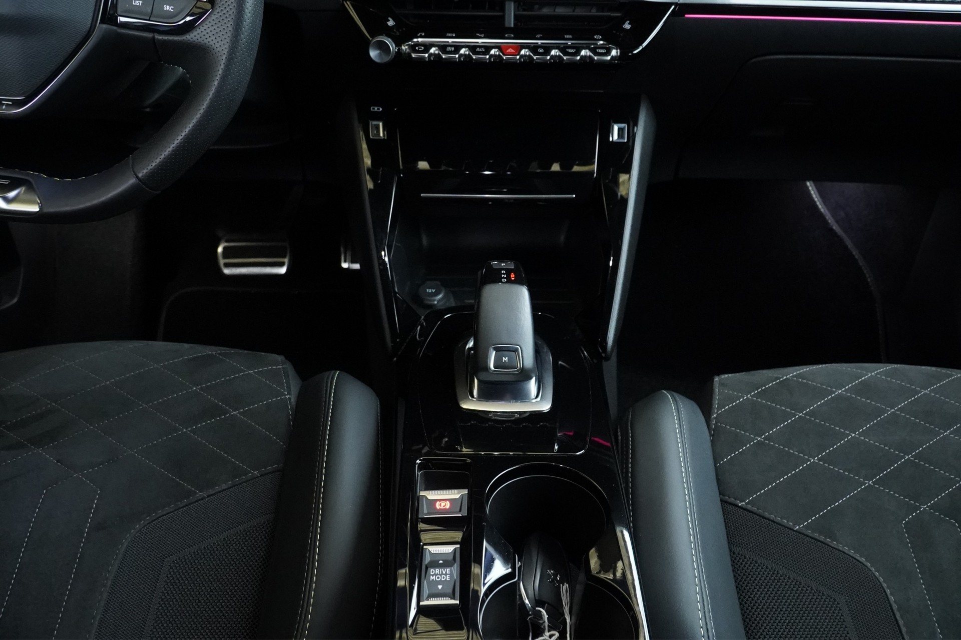 PEUGEOT 2008 1.2 PureTech GT Pack EAT8 *CH Fahrzeug & AHK-1200*-image-10