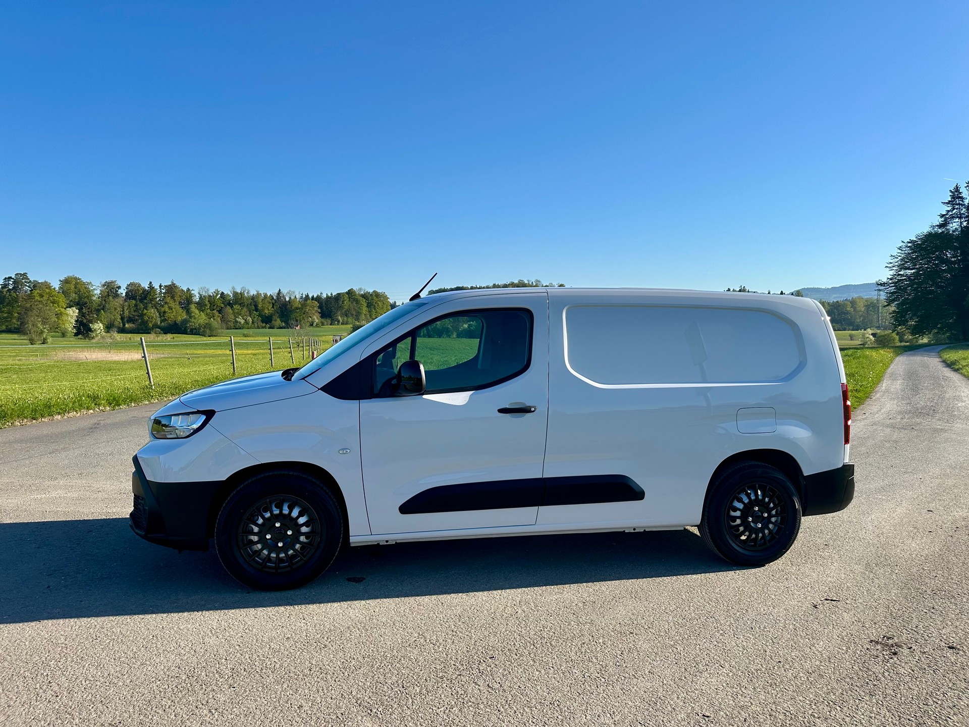 TOYOTA Proace City Van EV 50 kWh Active Long L2-image-16