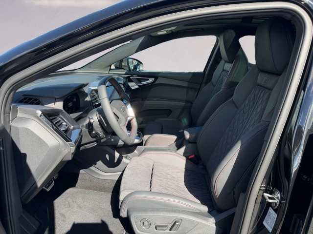 AUDI Q4 e-tron 45 Edition Swiss Ski quattro-image-9