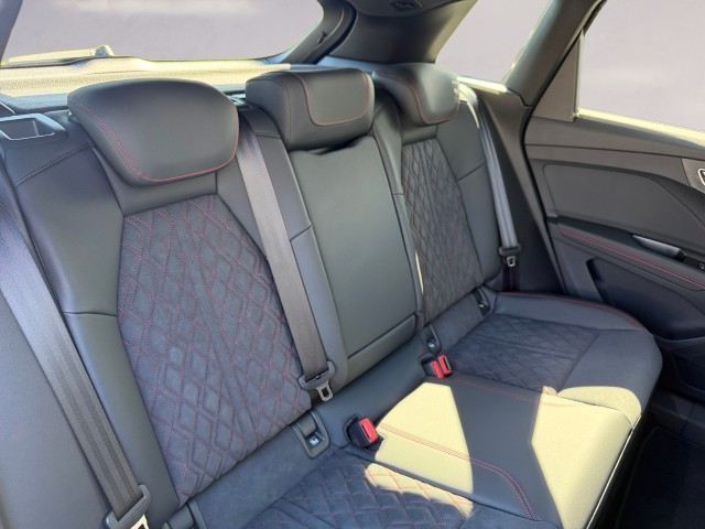 AUDI Q4 e-tron 45 Edition Swiss Ski quattro-image-17