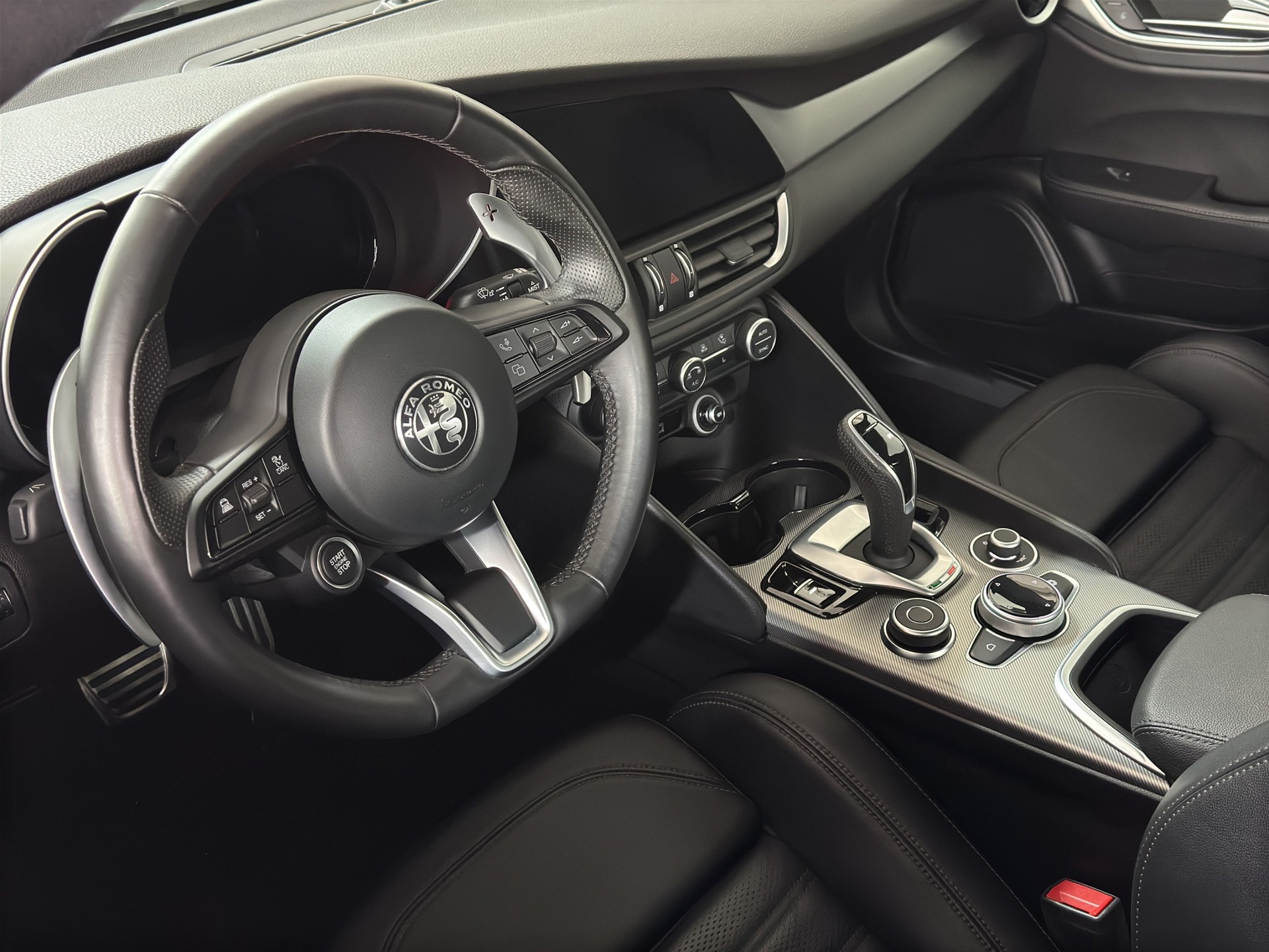 ALFA ROMEO Giulia 2.0 Veloce Q4 AT8 "Navi-Leder-RF.-Kamera"-image-11