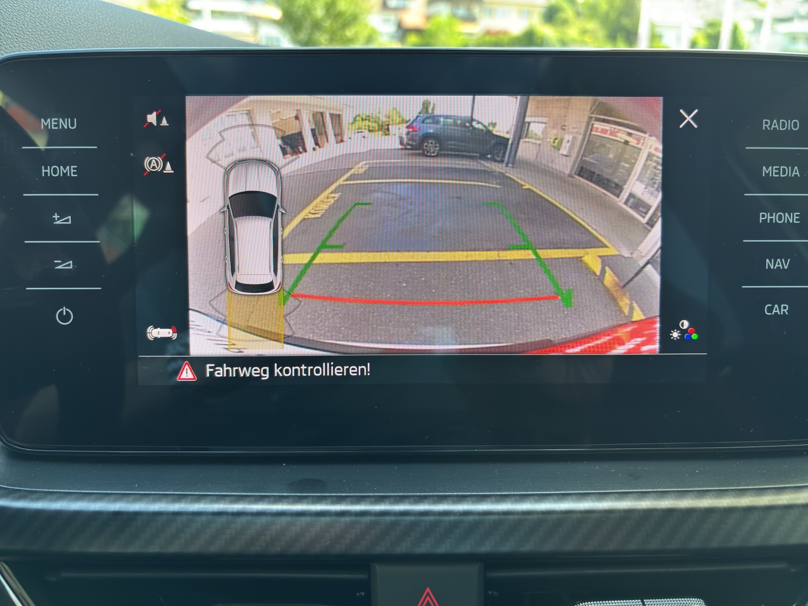 SKODA Kamiq 1.5 TSI ACT Monte Carlo DSG mit Anhängervorrichtung elektr. anklappbar & Panoramadach-image-20
