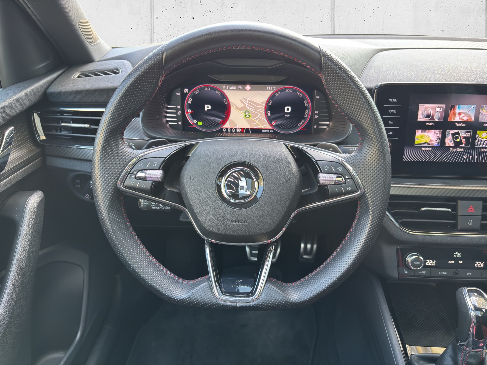 SKODA Kamiq 1.5 TSI ACT Monte Carlo DSG mit Anhängervorrichtung elektr. anklappbar & Panoramadach-image-12