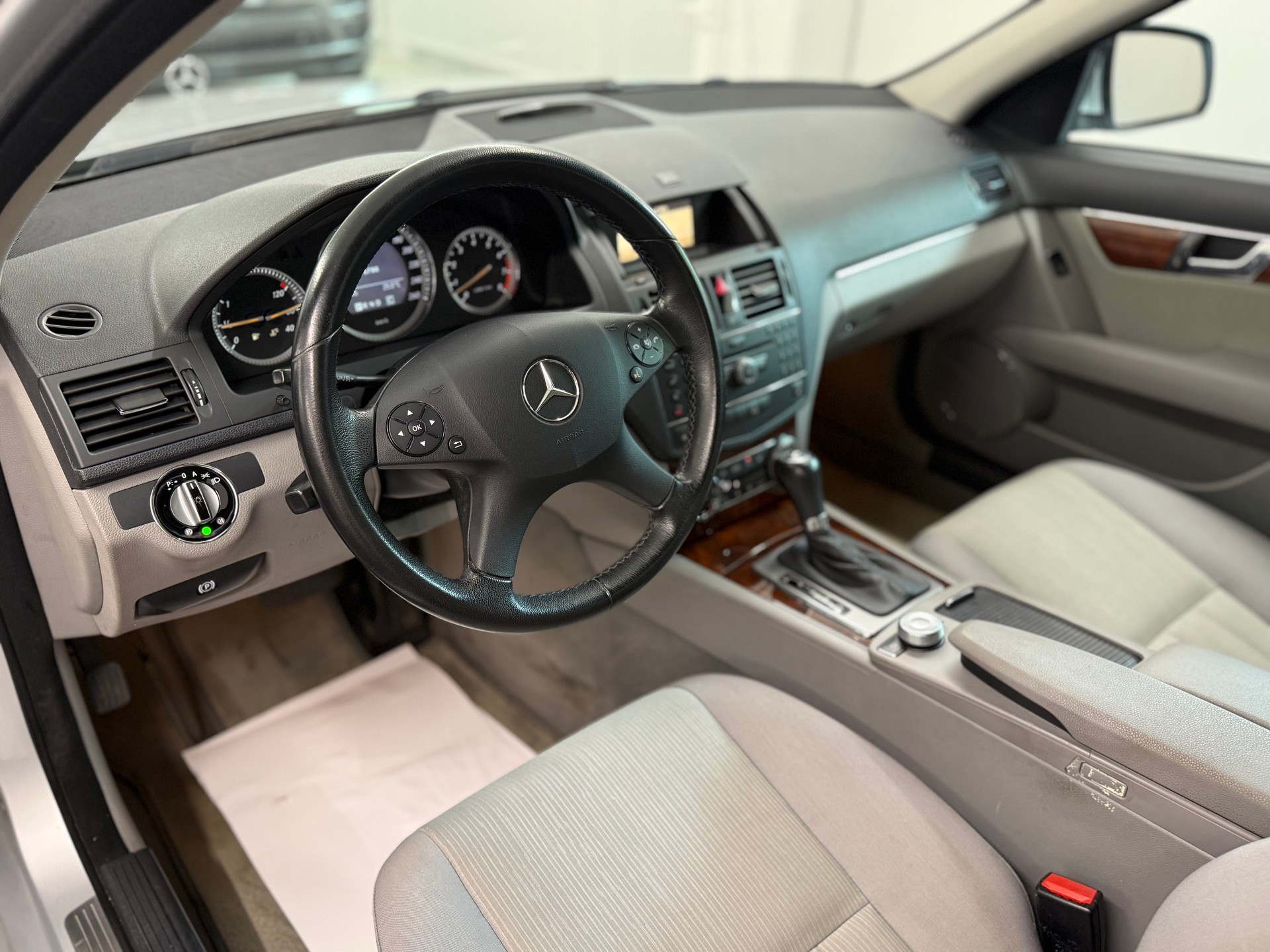 MERCEDES-BENZ C 300 (280 Classic) 4Matic 7G-Tronic-image-9