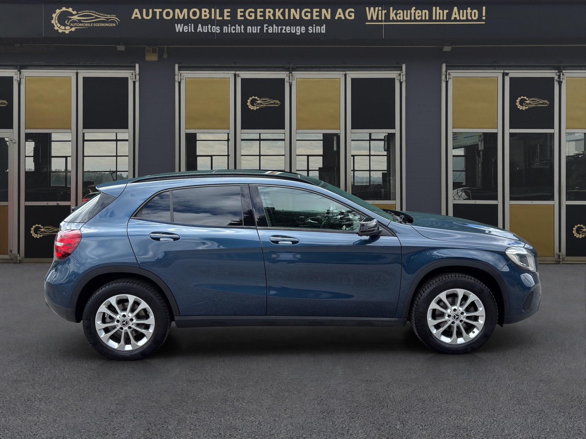 MERCEDES-BENZ GLA 200 Night Star 7G-DCT-showroom-element-3