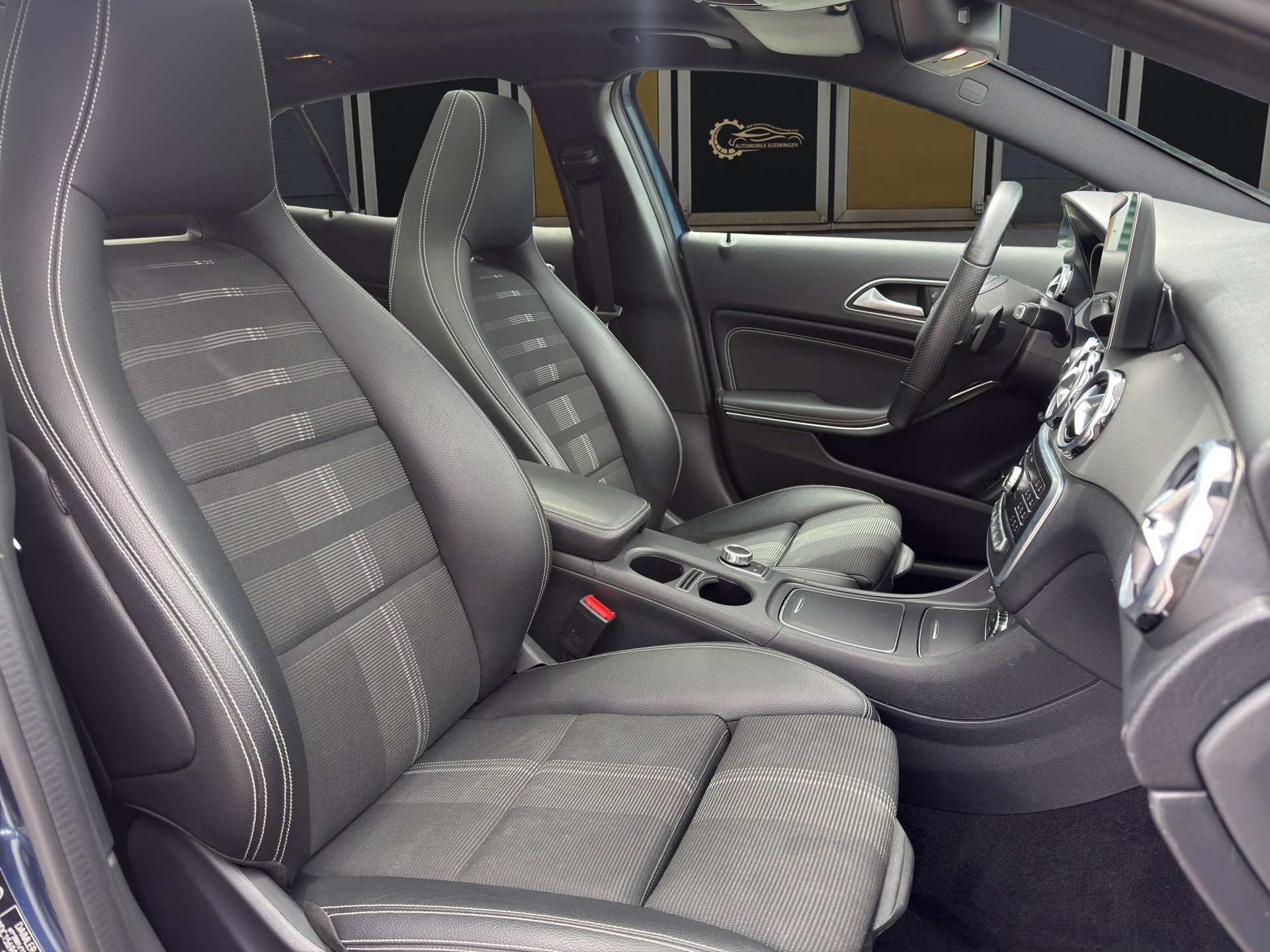 MERCEDES-BENZ GLA 200 Night Star 7G-DCT-image-10