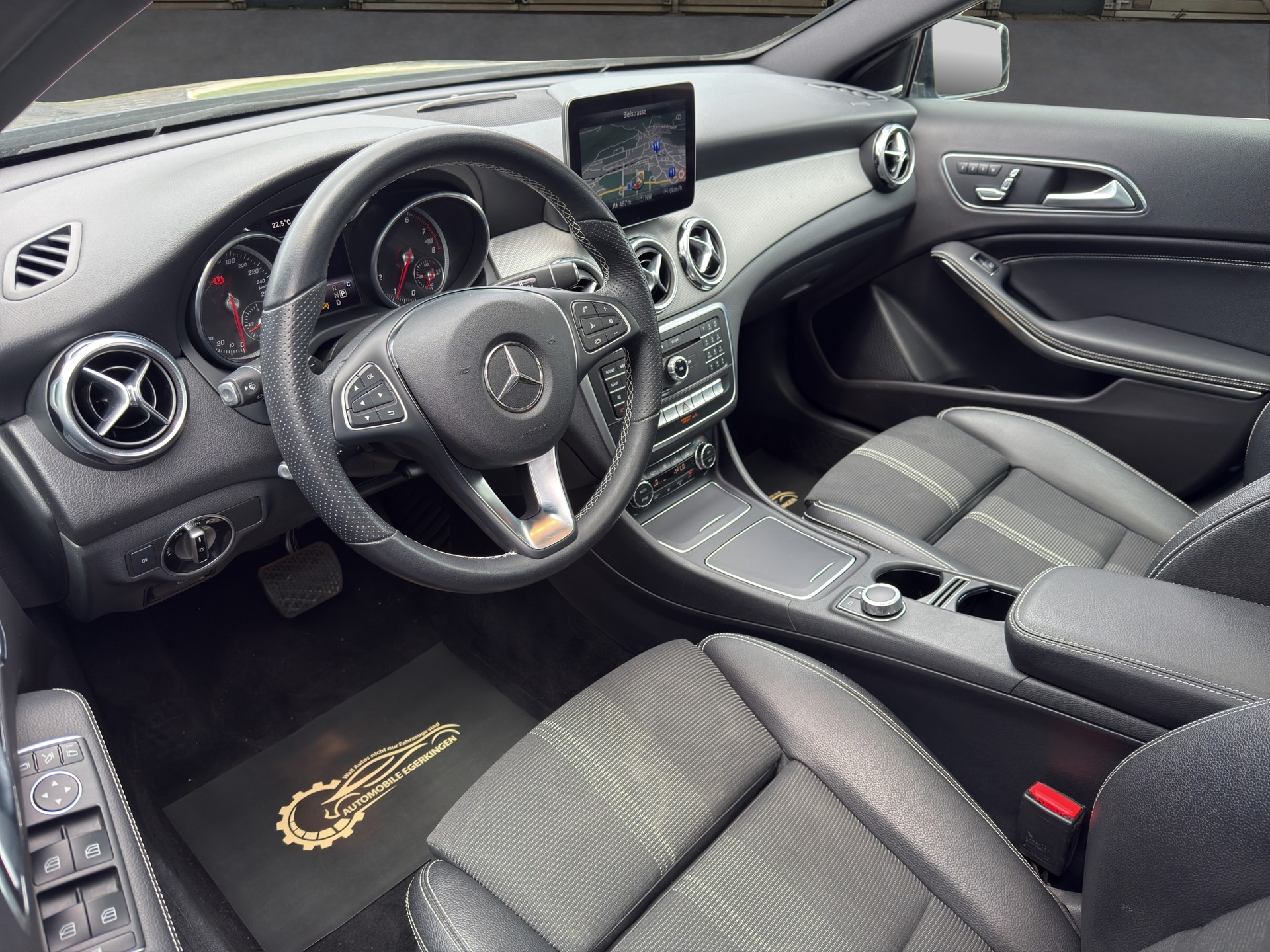 MERCEDES-BENZ GLA 200 Night Star 7G-DCT-image-8