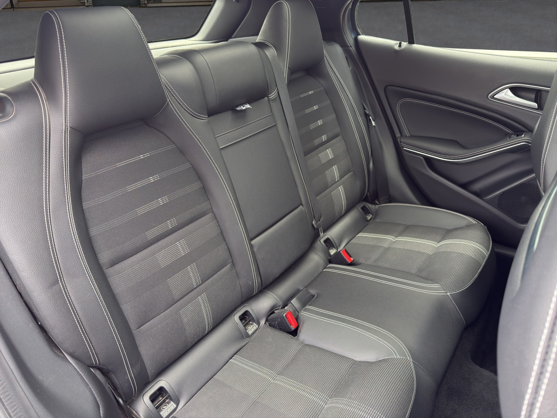 MERCEDES-BENZ GLA 200 Night Star 7G-DCT-image-13