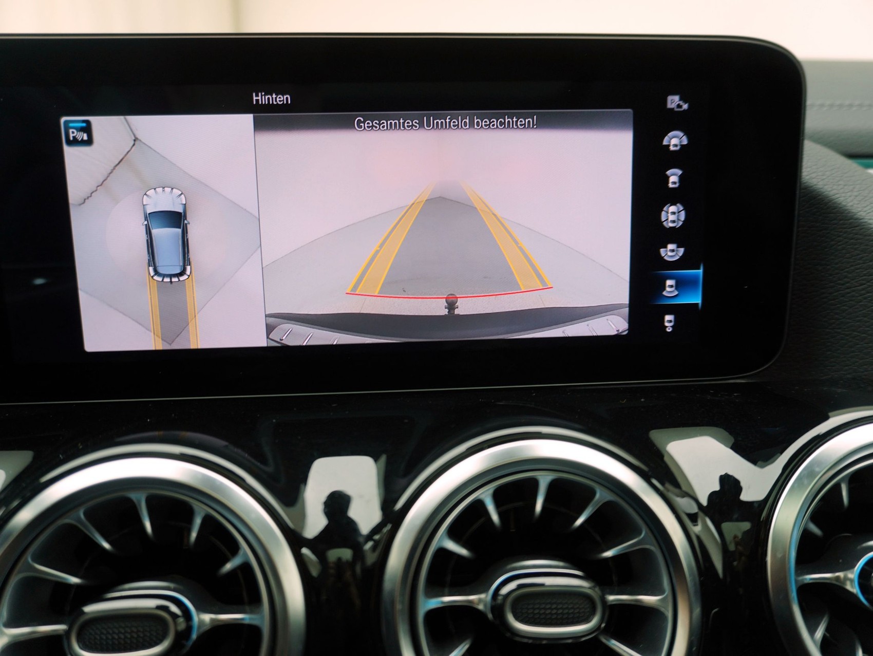 MERCEDES-BENZ EQA 250 AMG Line-image-22