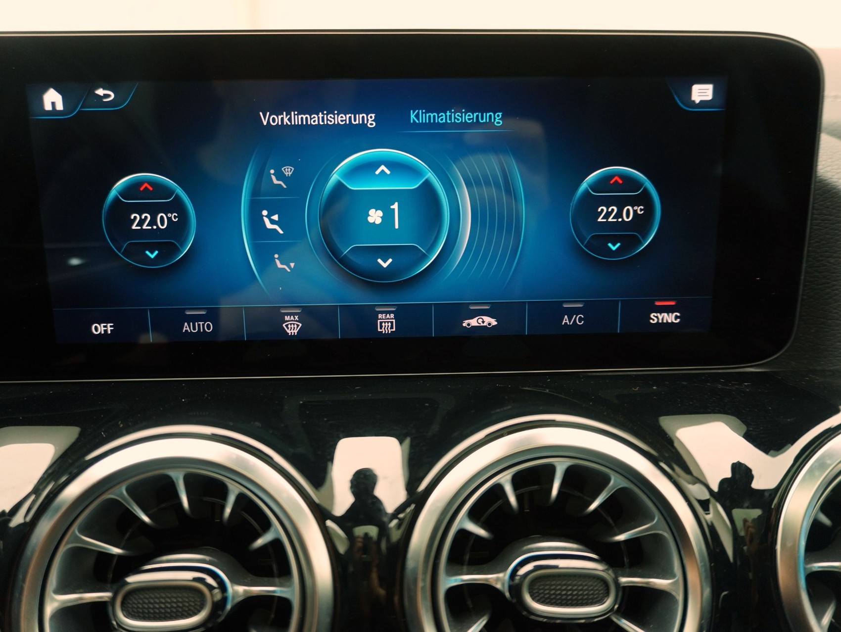MERCEDES-BENZ EQA 250 AMG Line-image-20