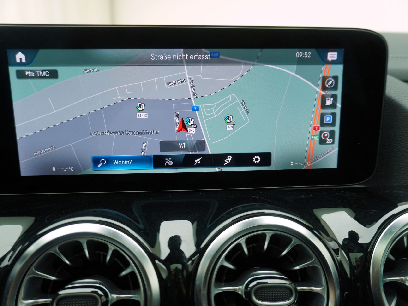 MERCEDES-BENZ EQA 250 AMG Line-image-28