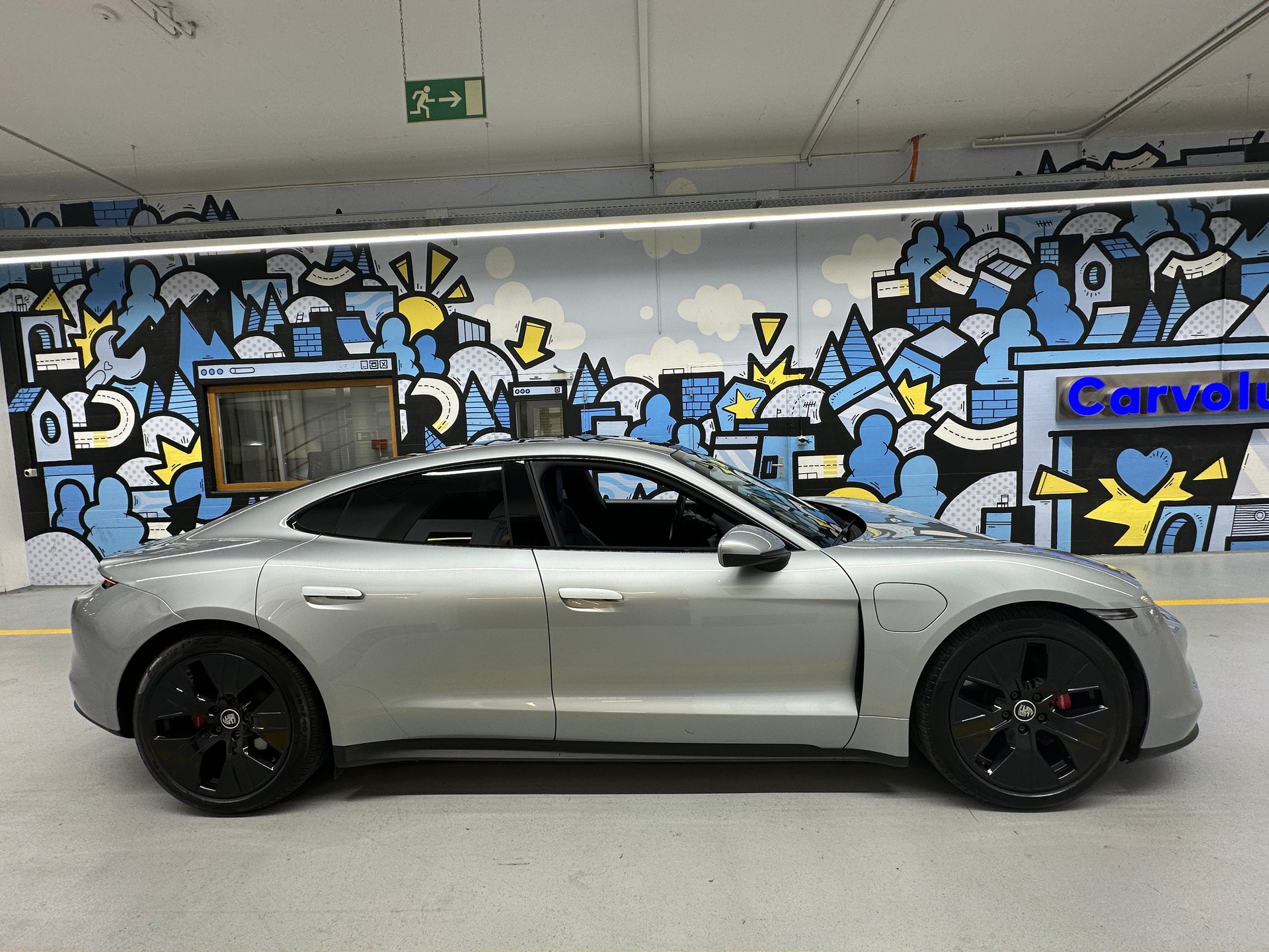 PORSCHE Taycan 4S-showroom-element-2
