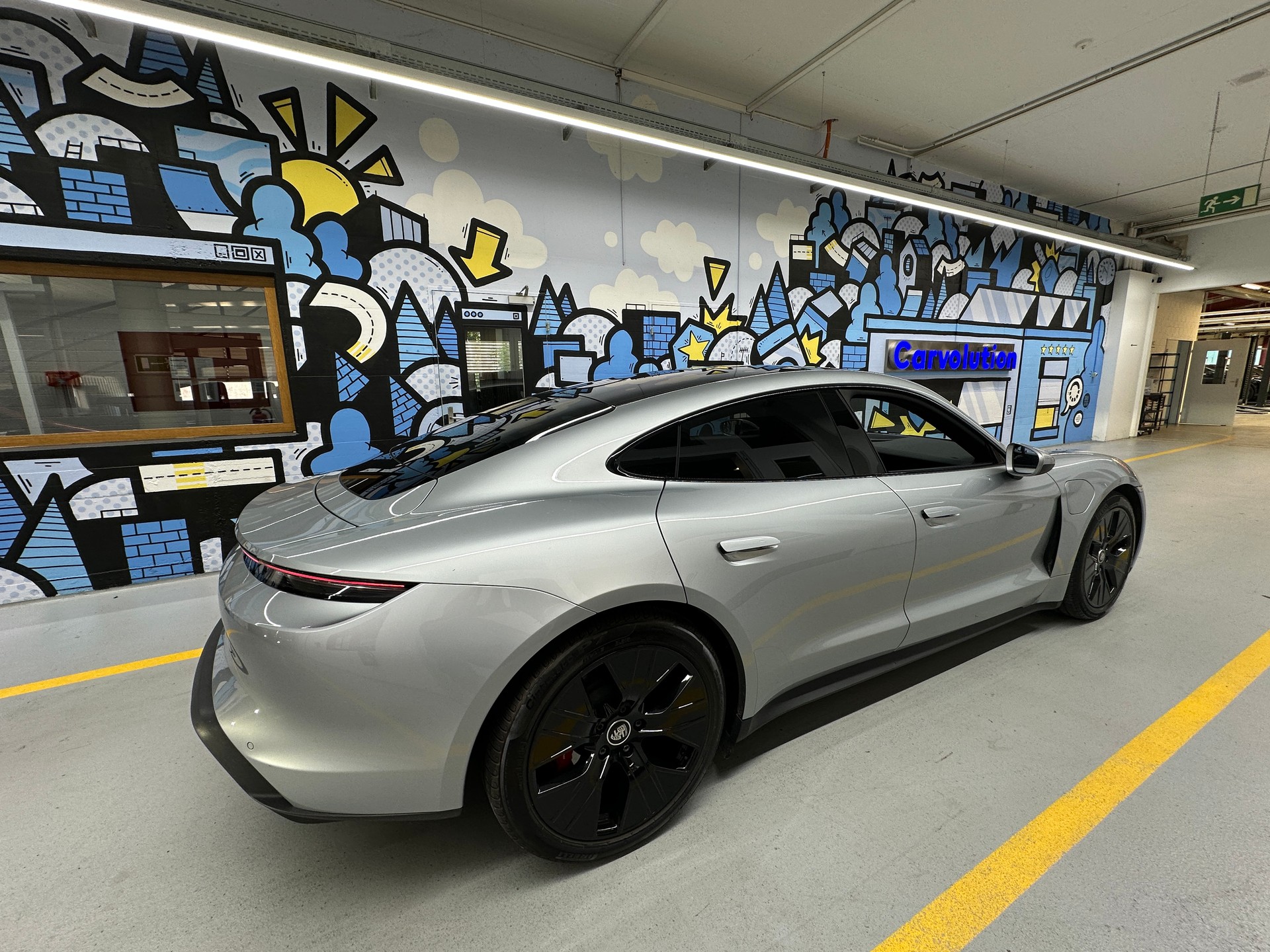 PORSCHE Taycan 4S-showroom-element-3