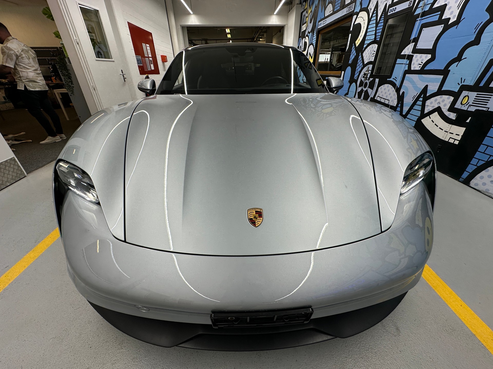 PORSCHE Taycan 4S-showroom-element-1