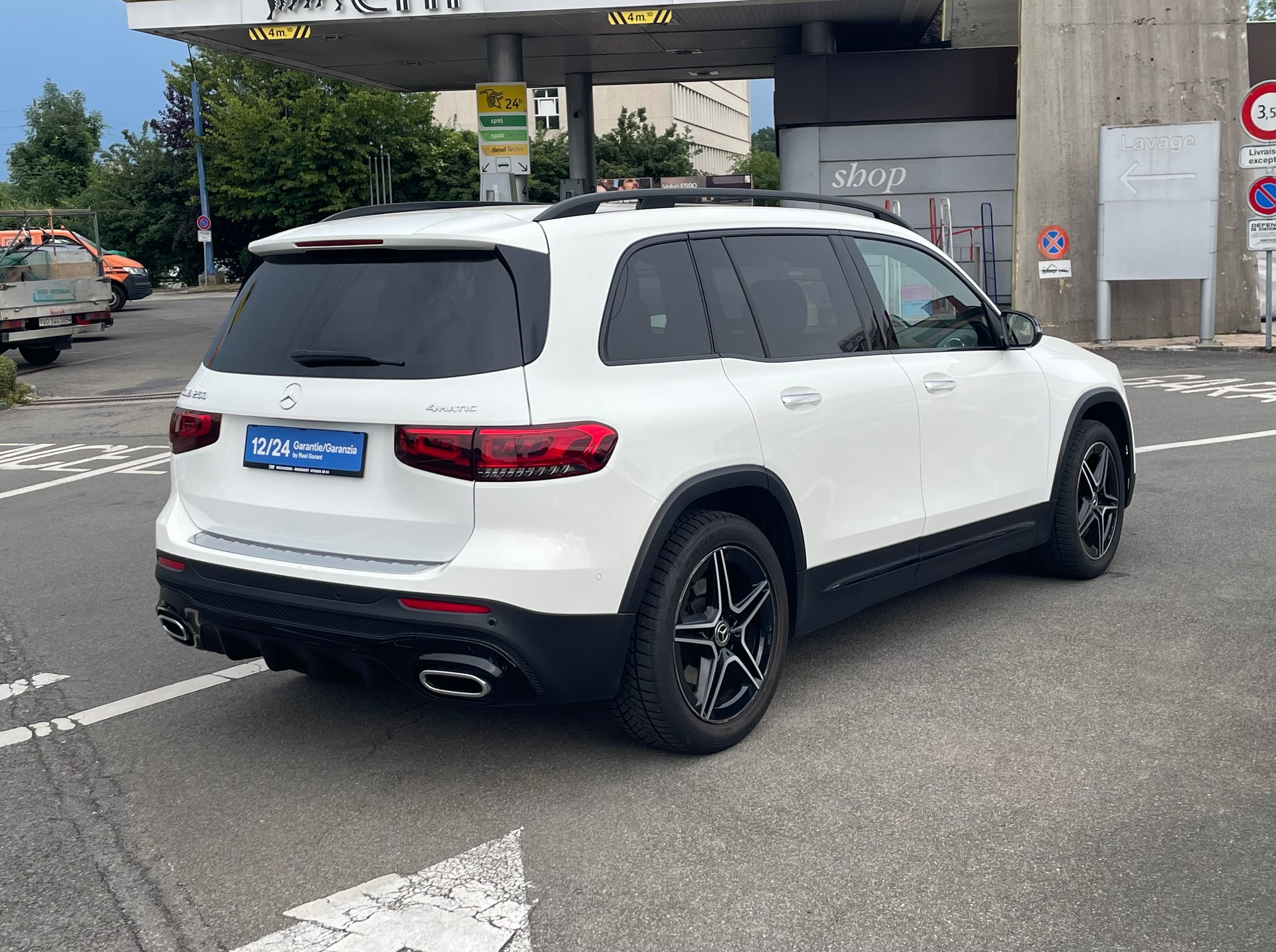 MERCEDES-BENZ GLB 250 4Matic AMG Line 8G-Tronic-showroom-element-3