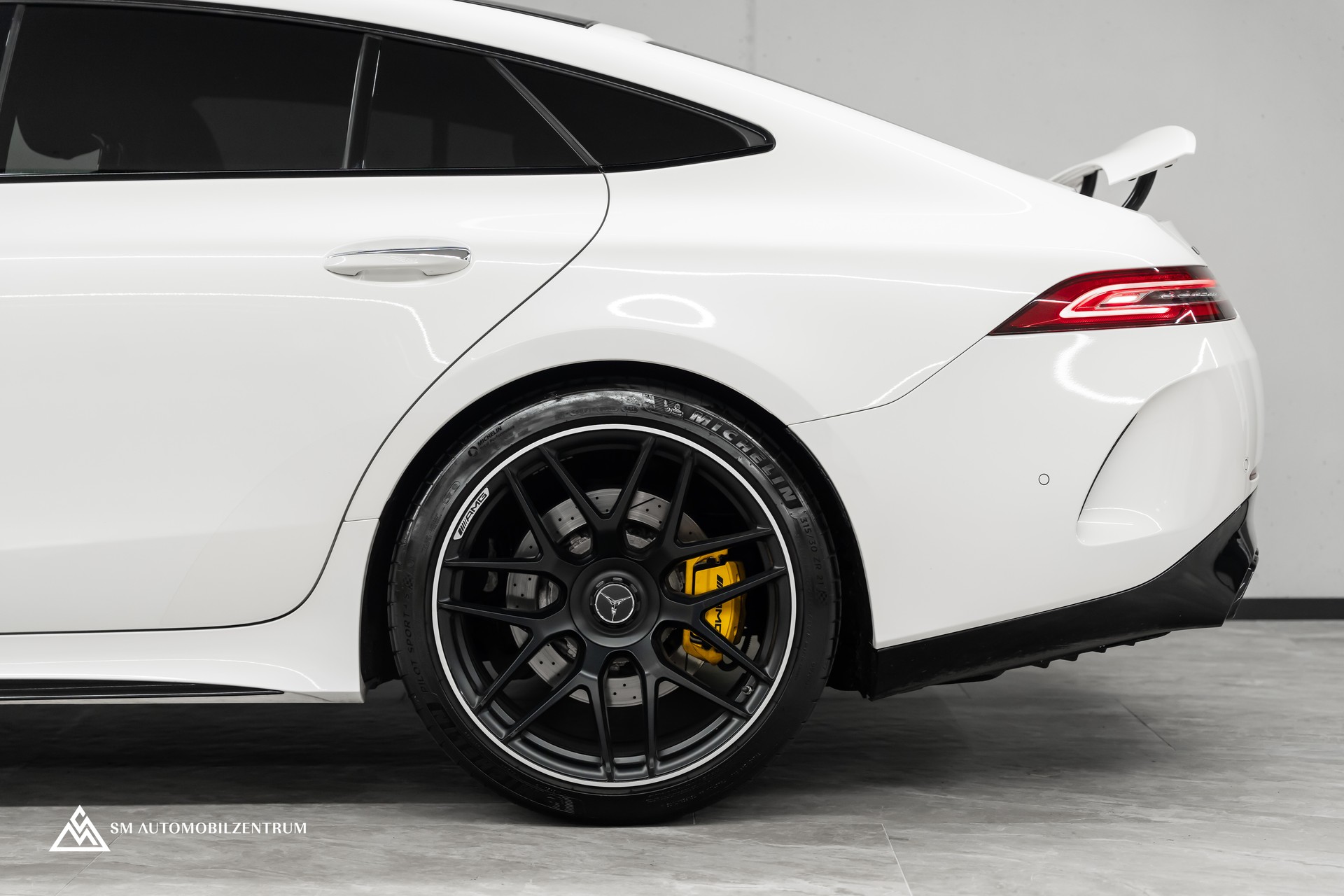 MERCEDES-BENZ AMG GT 63 S 4matic+ / Panorama / Head-Up / Sitzbelüftung-image-6