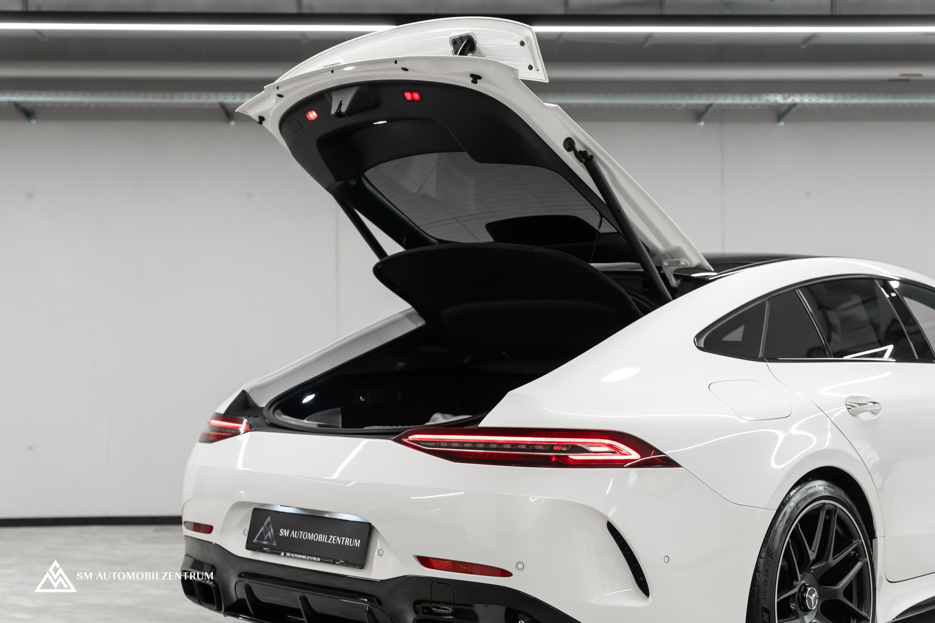 MERCEDES-BENZ AMG GT 63 S 4matic+ / Panorama / Head-Up / Sitzbelüftung-image-10