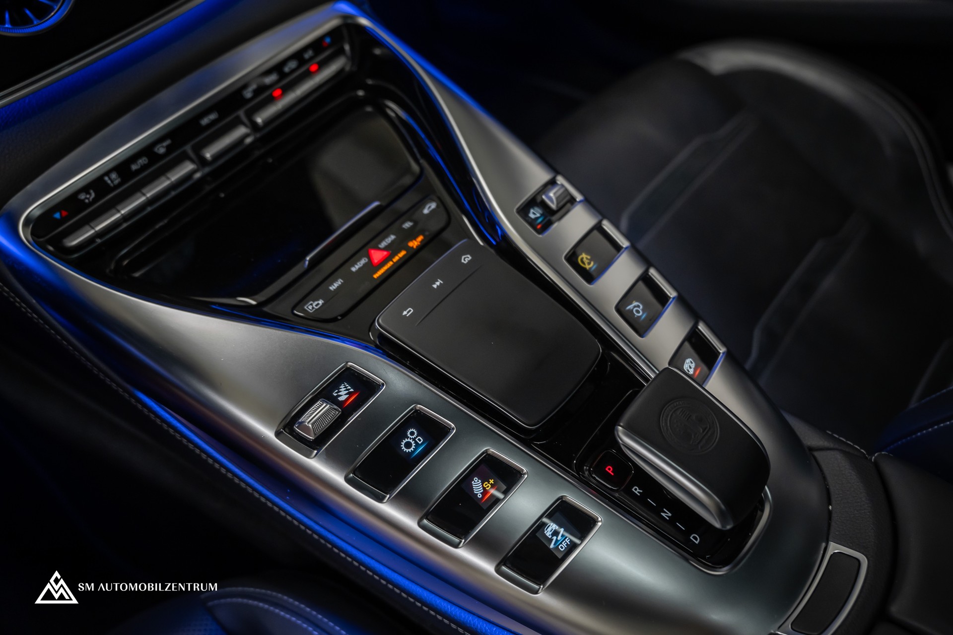MERCEDES-BENZ AMG GT 63 S 4matic+ / Panorama / Head-Up / Sitzbelüftung-image-32