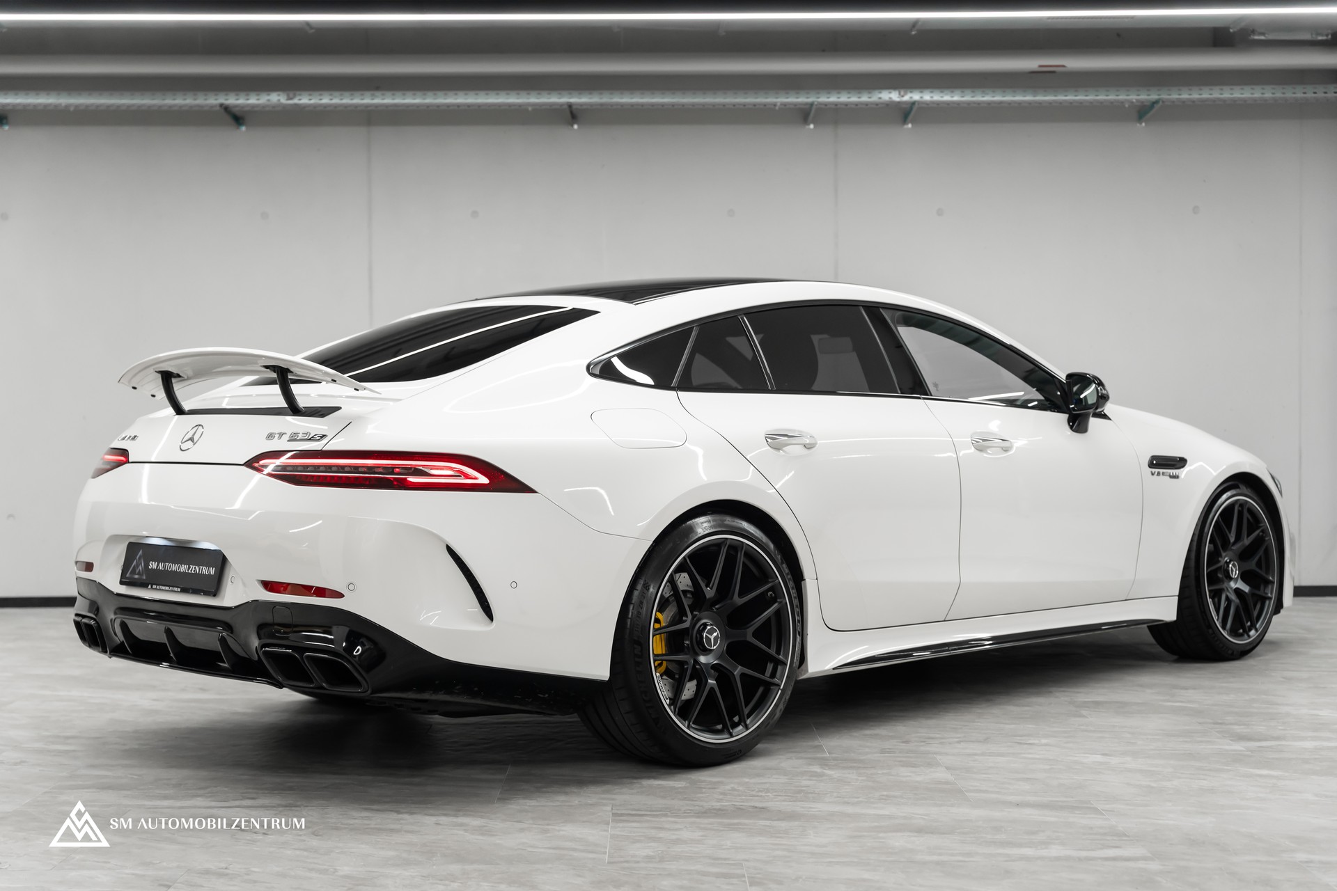 MERCEDES-BENZ AMG GT 63 S 4matic+ / Panorama / Head-Up / Sitzbelüftung-showroom-element-1