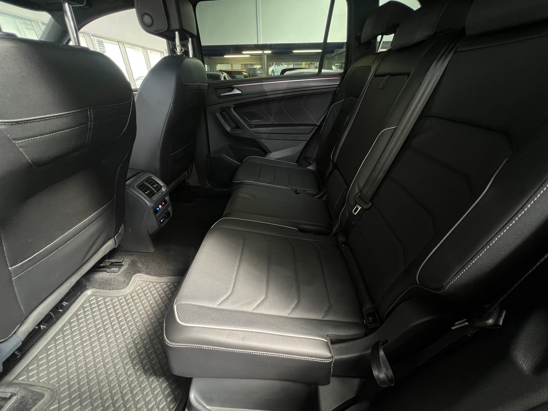 VW Tiguan Allspace 2.0 TDI SCR R-Line 4Motion DSG-image-10