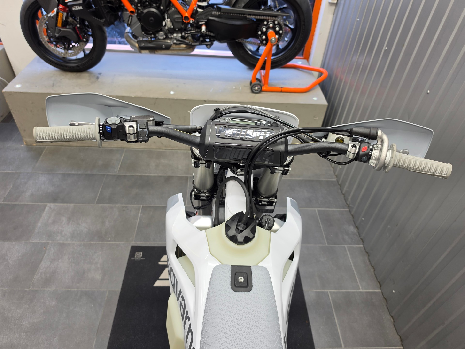 HUSQVARNA FE 350 Pro-image-6