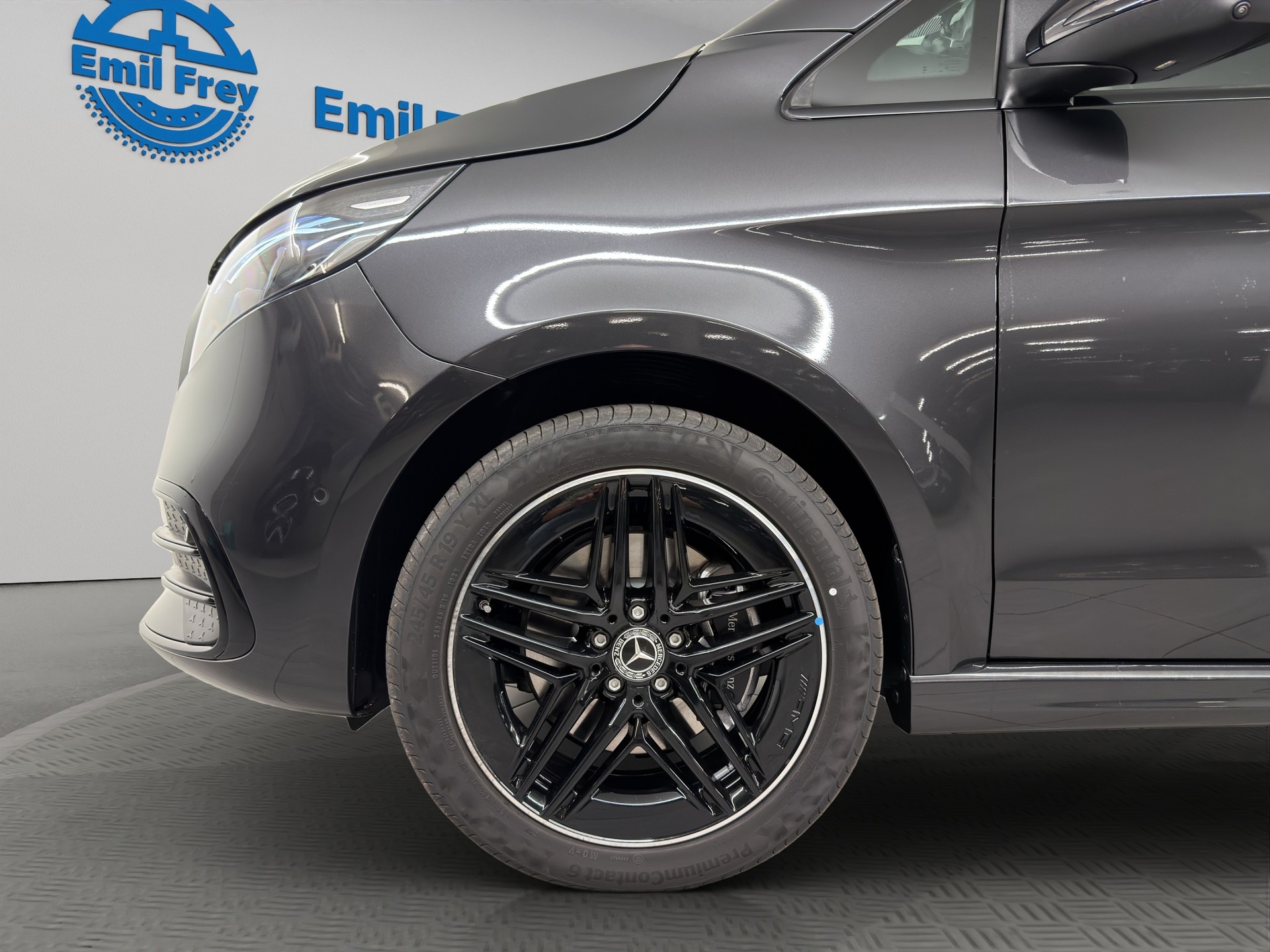 MERCEDES-BENZ V 300 d Swiss Ed. lang 4matic Van-showroom-element-3