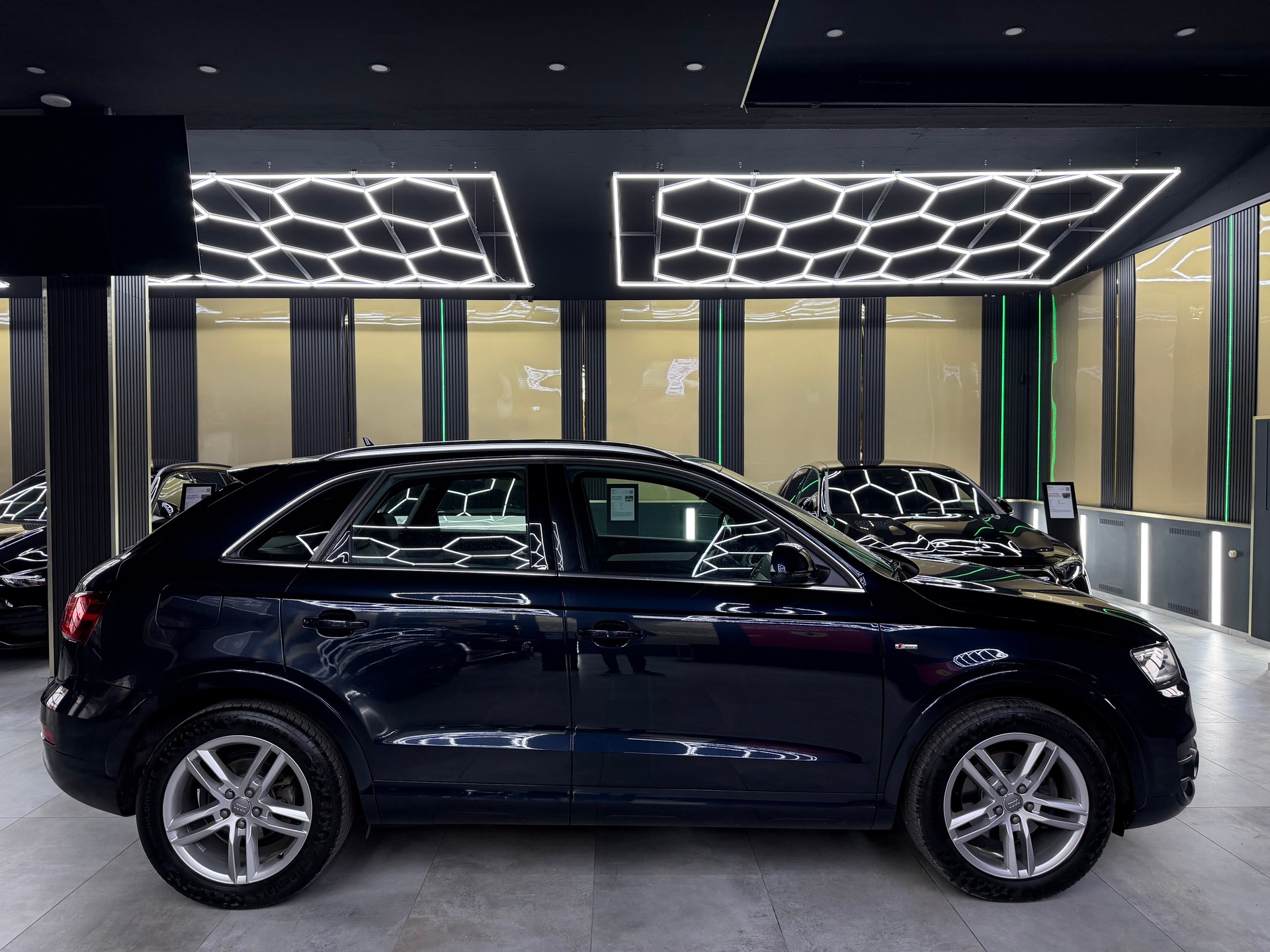 AUDI Q3 2.0 TFSI quattro S-tronic-showroom-element-3