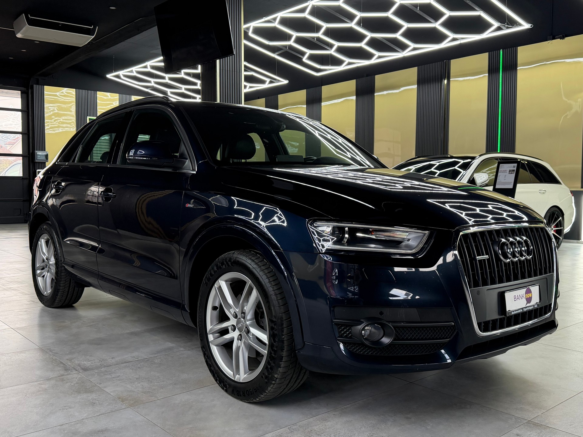 AUDI Q3 2.0 TFSI quattro S-tronic-showroom-element-2
