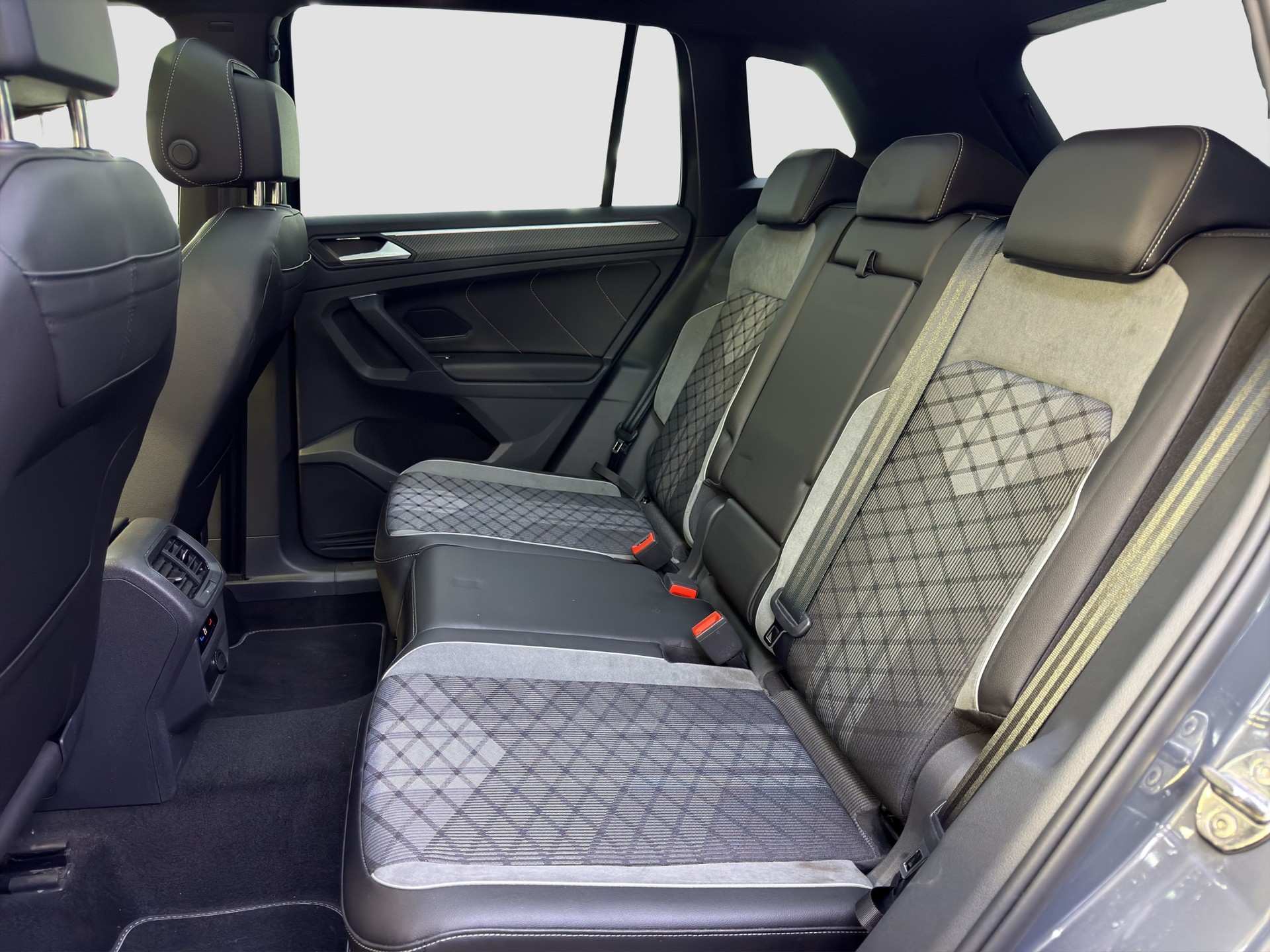 VW Tiguan 2.0TSI R-Line 4Motion DSG-image-10