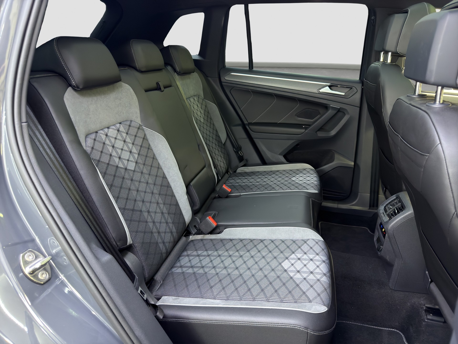 VW Tiguan 2.0TSI R-Line 4Motion DSG-image-24