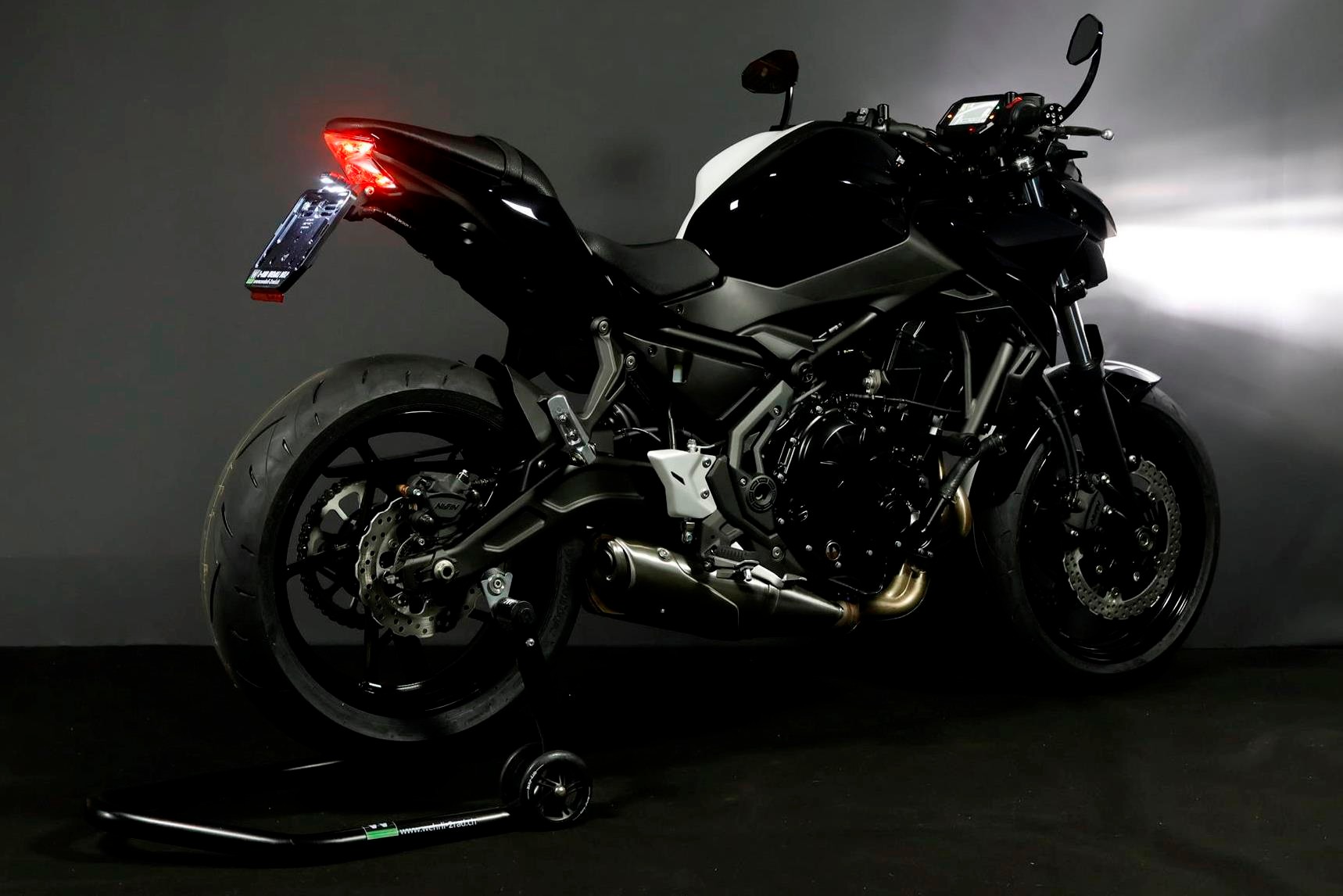 KAWASAKI Z 650 (50/35 KW) *Black & White* Level 2-image-14
