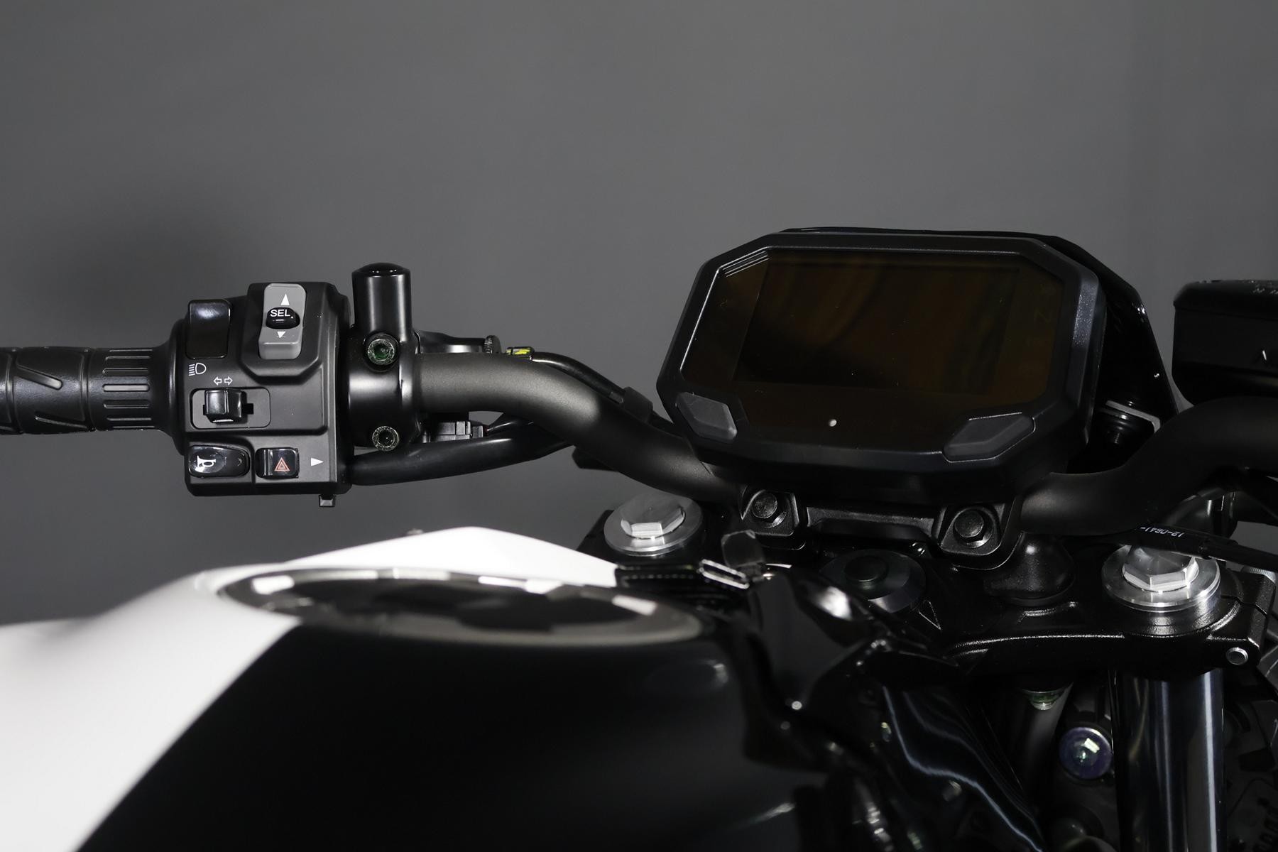 KAWASAKI Z 650 (50/35 KW) *Black & White* Level 2-image-7