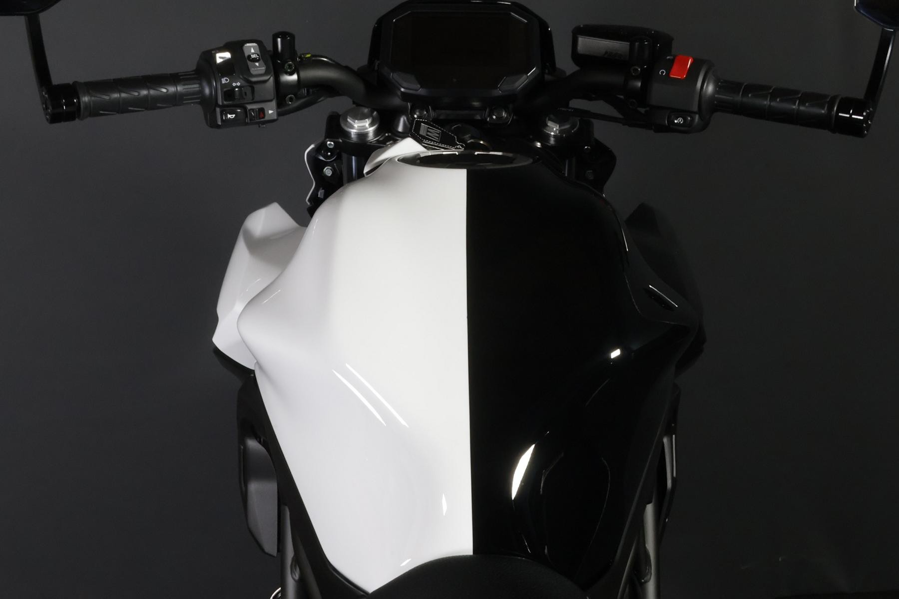 KAWASAKI Z 650 (50/35 KW) *Black & White* Level 2-image-2